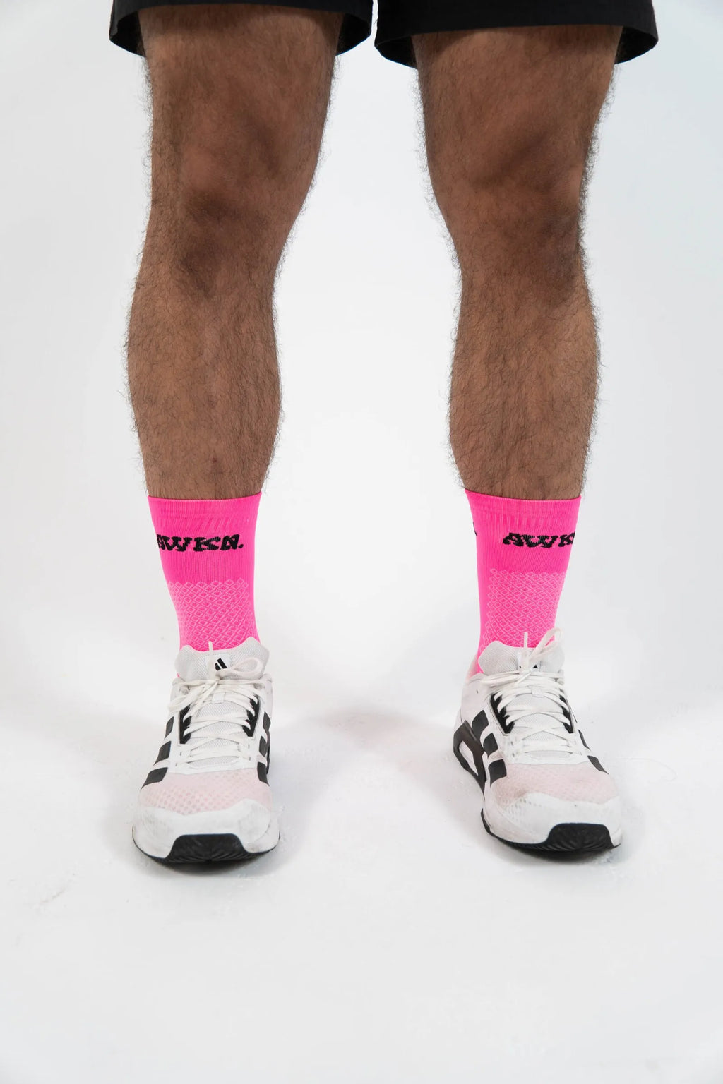 Calcetines para correr frontal logo color negro rosa flúor