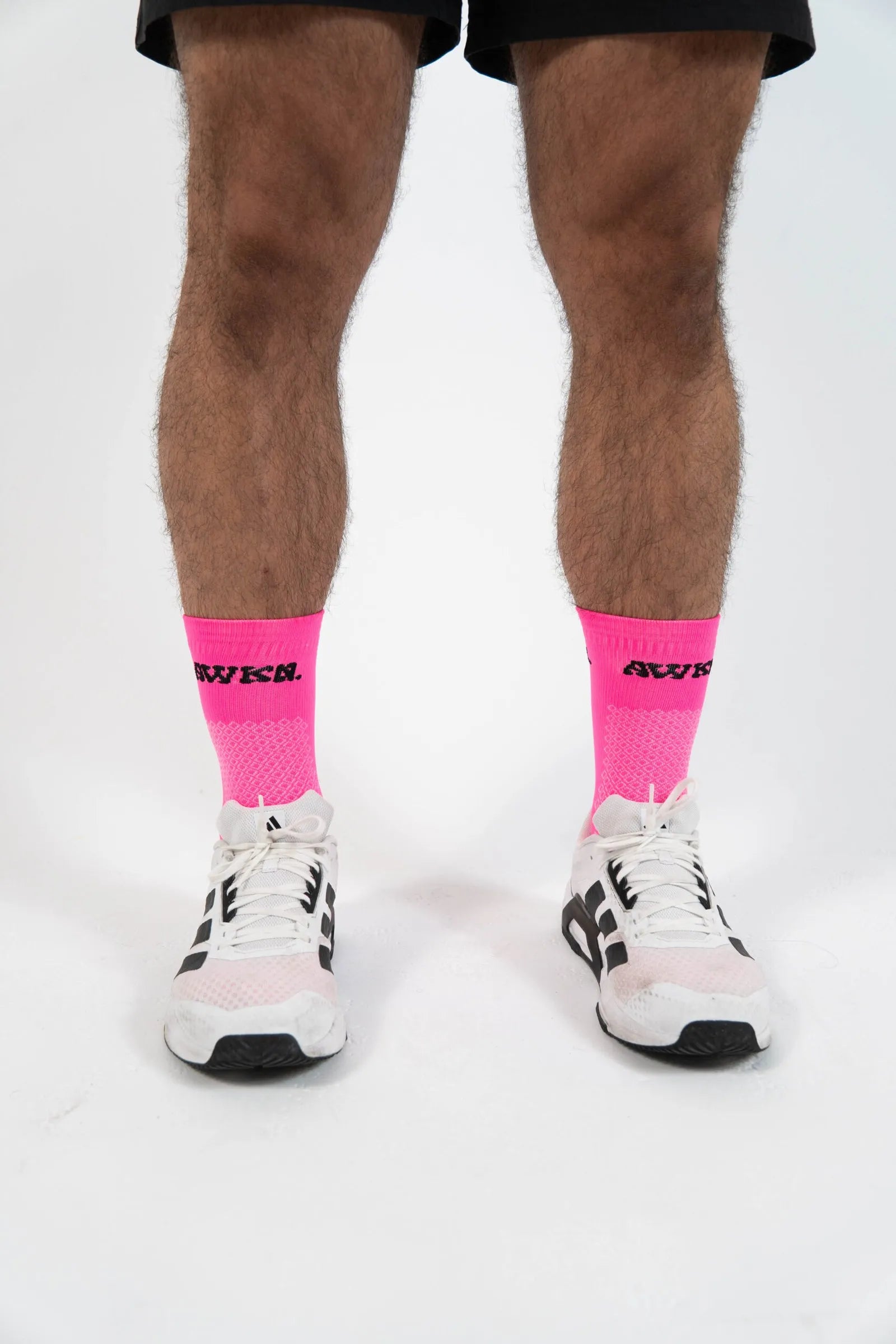 Calcetines para correr frontal logo color negro rosa flúor