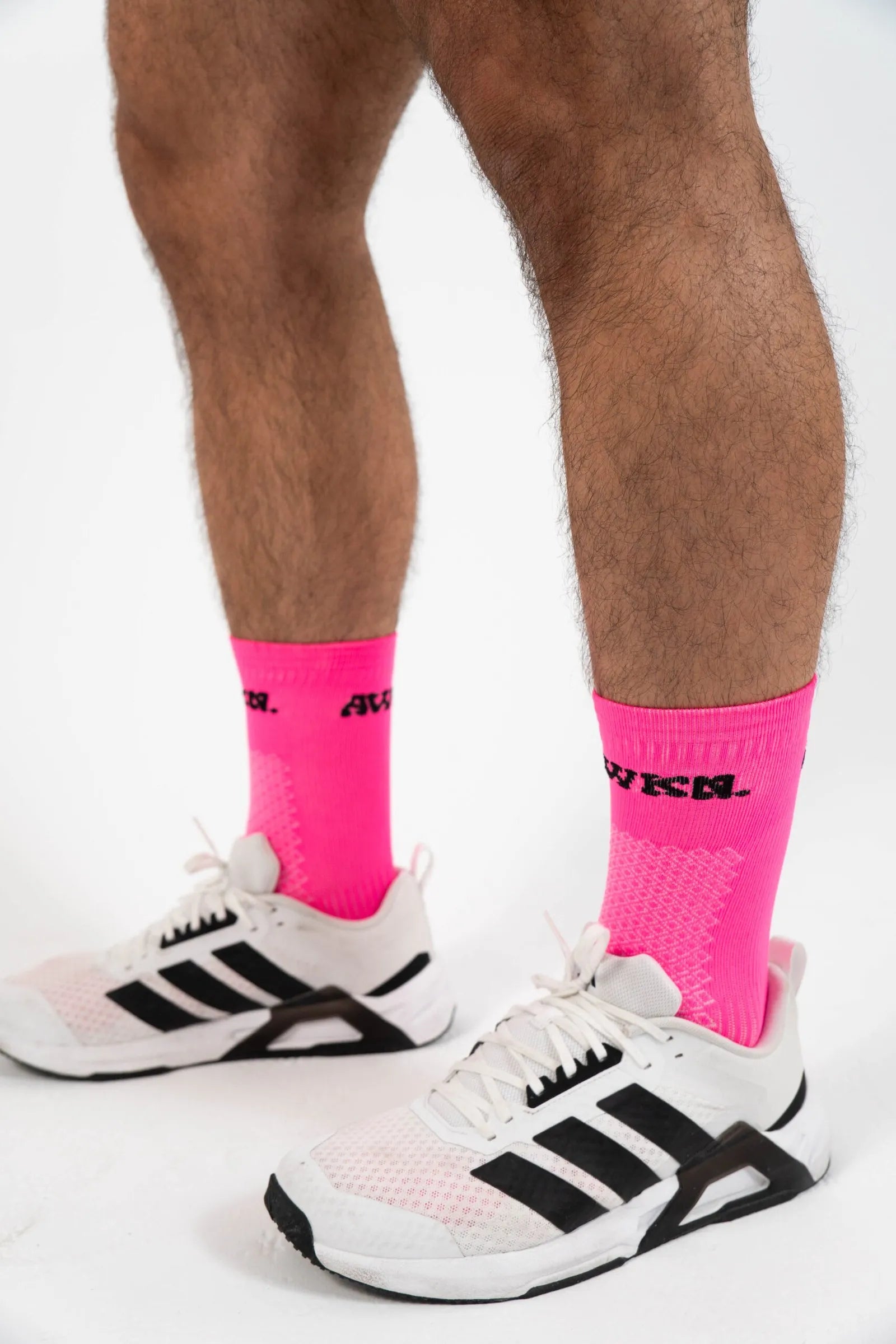 Calcetines para correr perfil logo color negro rosa flúor