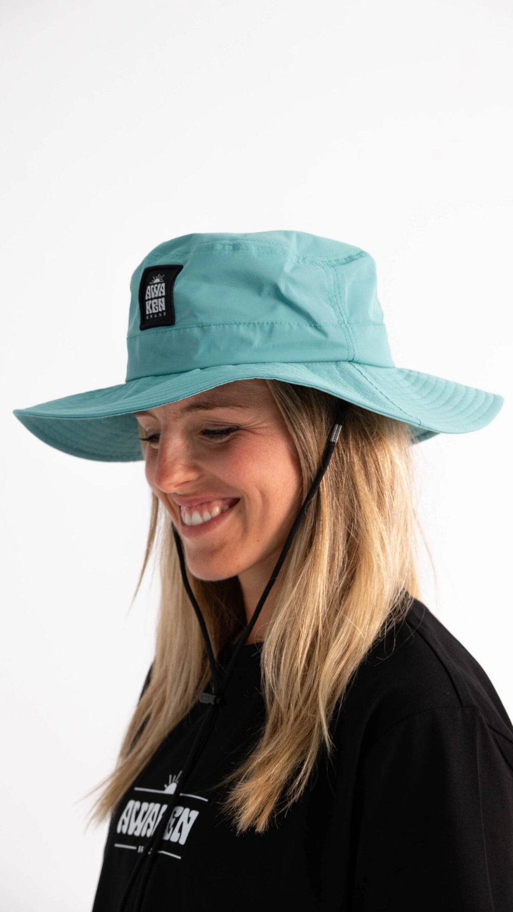 Gorro impermeable con cuerda detallelogo color azul cyan