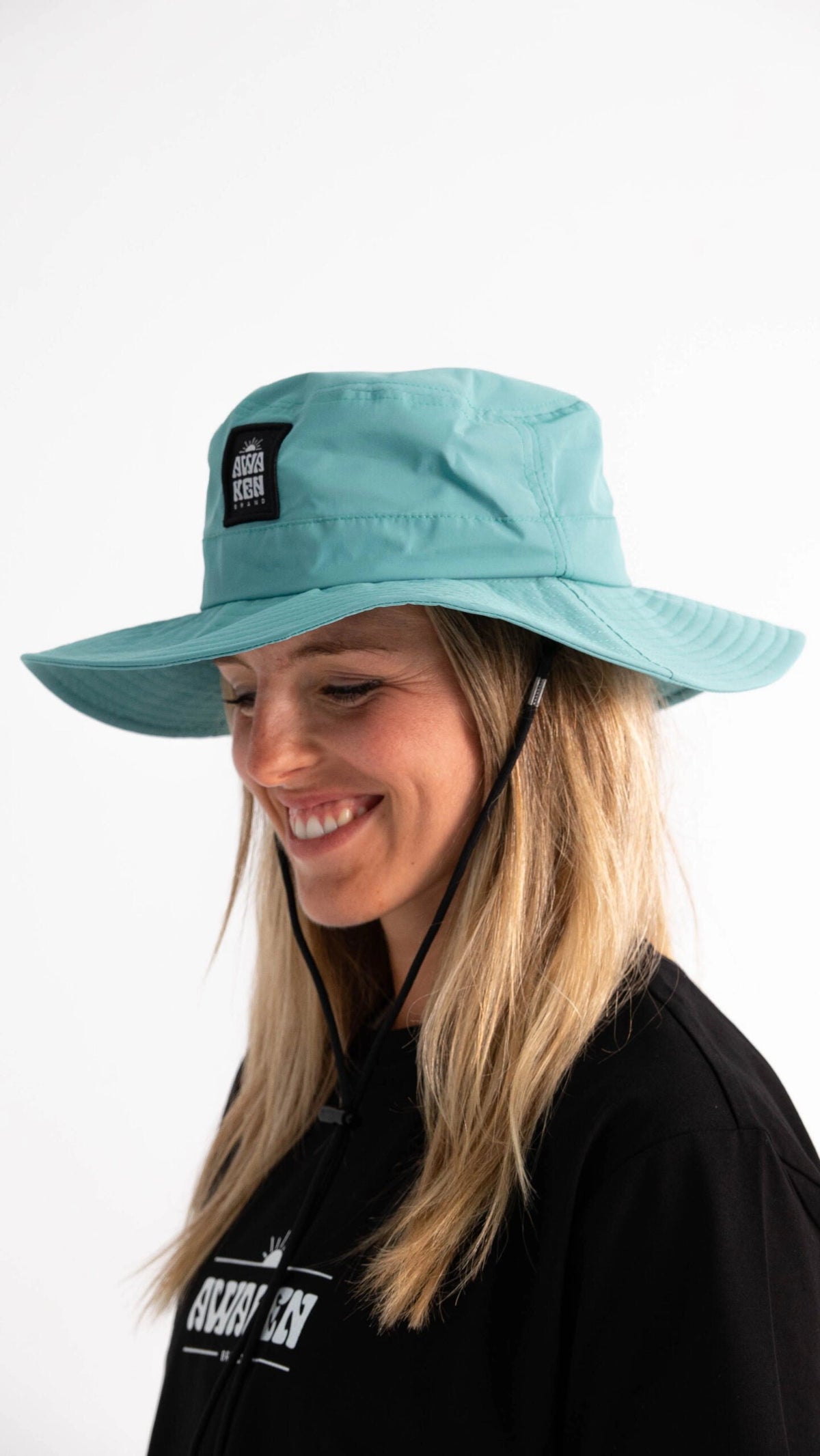 Gorro impermeable con cuerda detallelogo color azul cyan