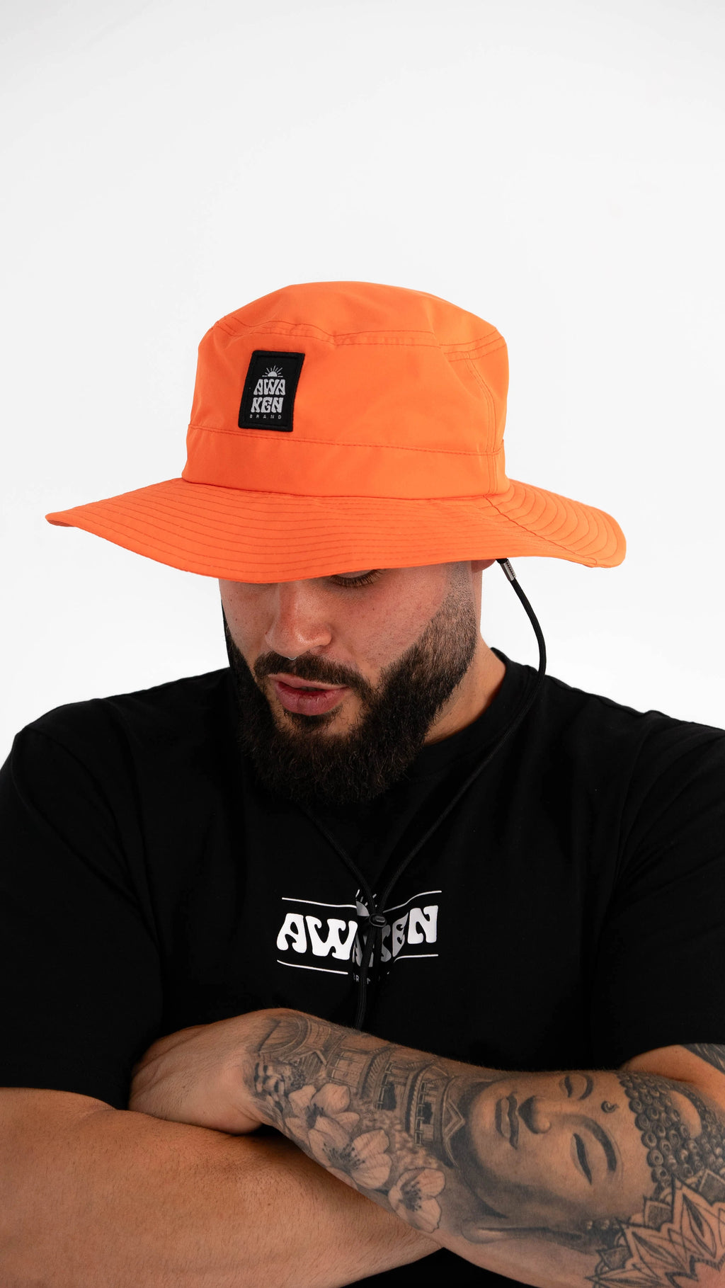 Gorro impermeable con cuerda detalle logo color melocotón