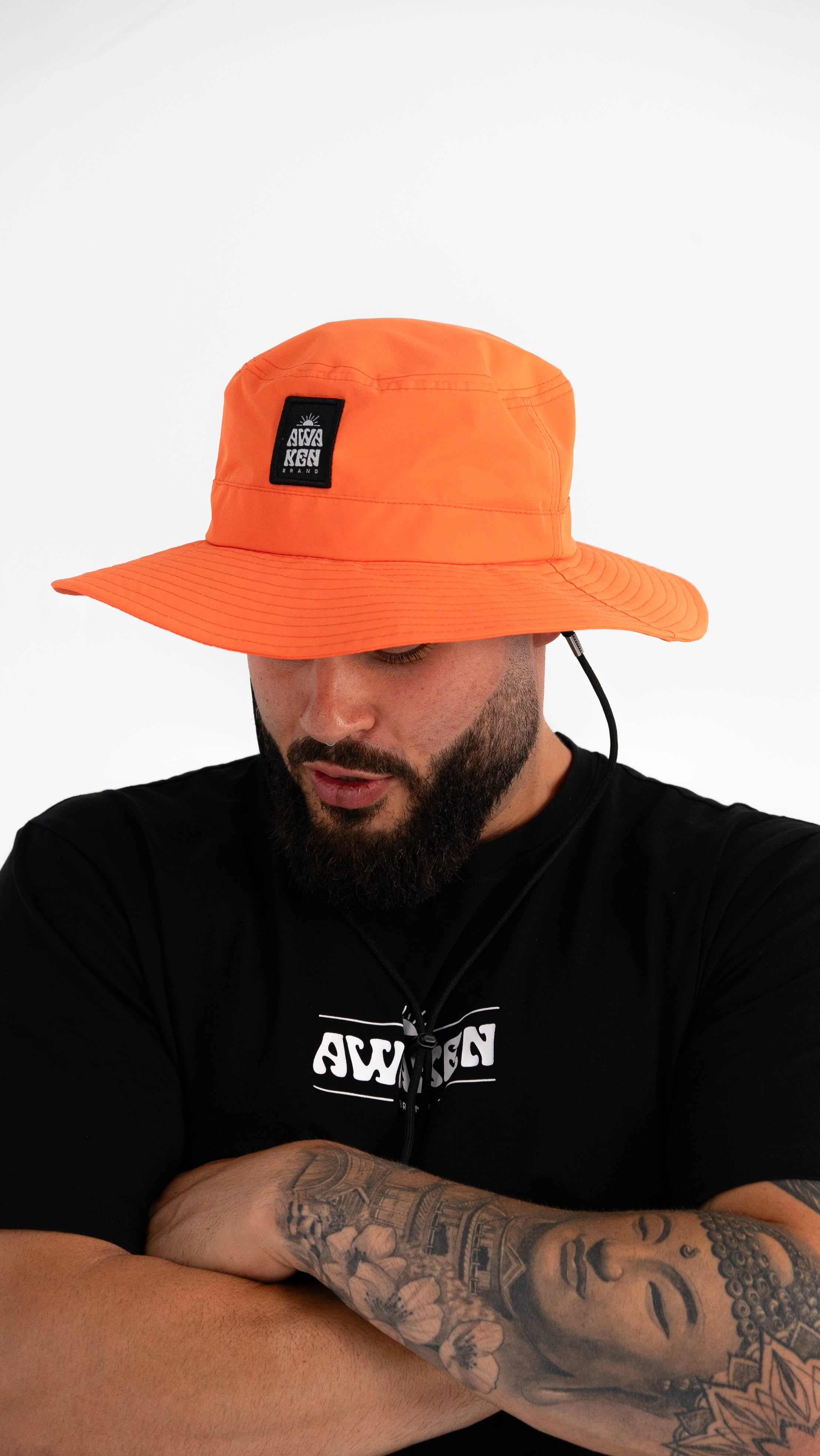 Gorro impermeable con cuerda detalle logo color melocotón