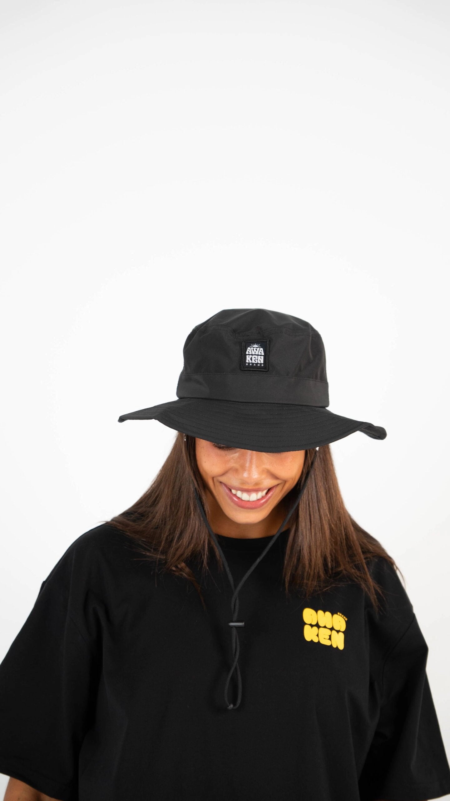 Gorro impermeable con cuerda detalle logo color negro
