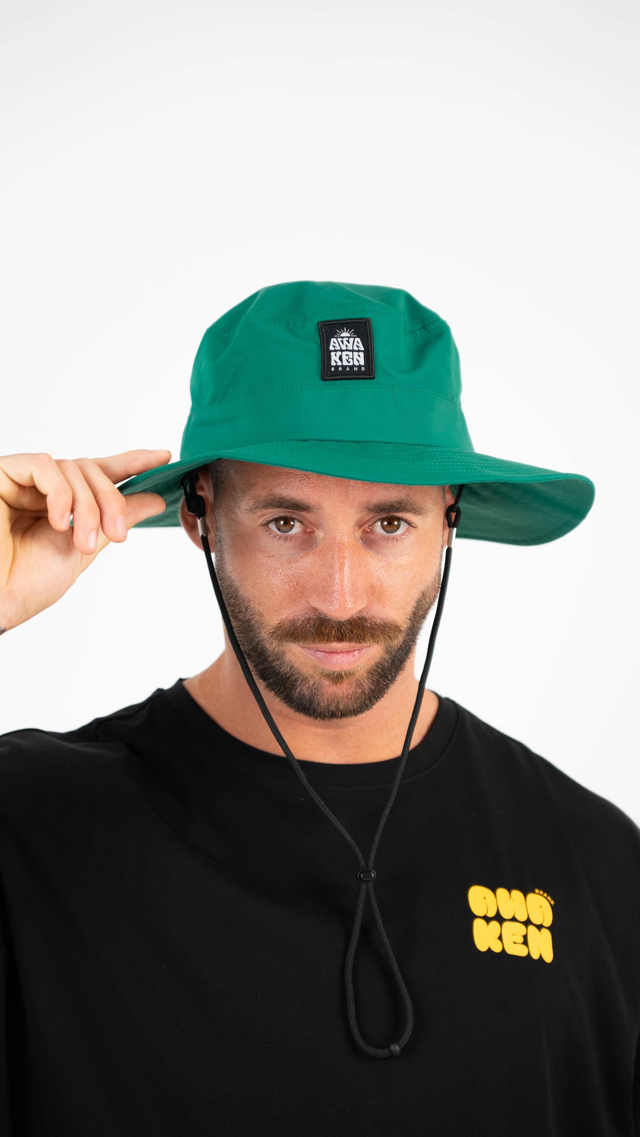 Gorro impermeable con cuerda detalle logo color verde esmeralda