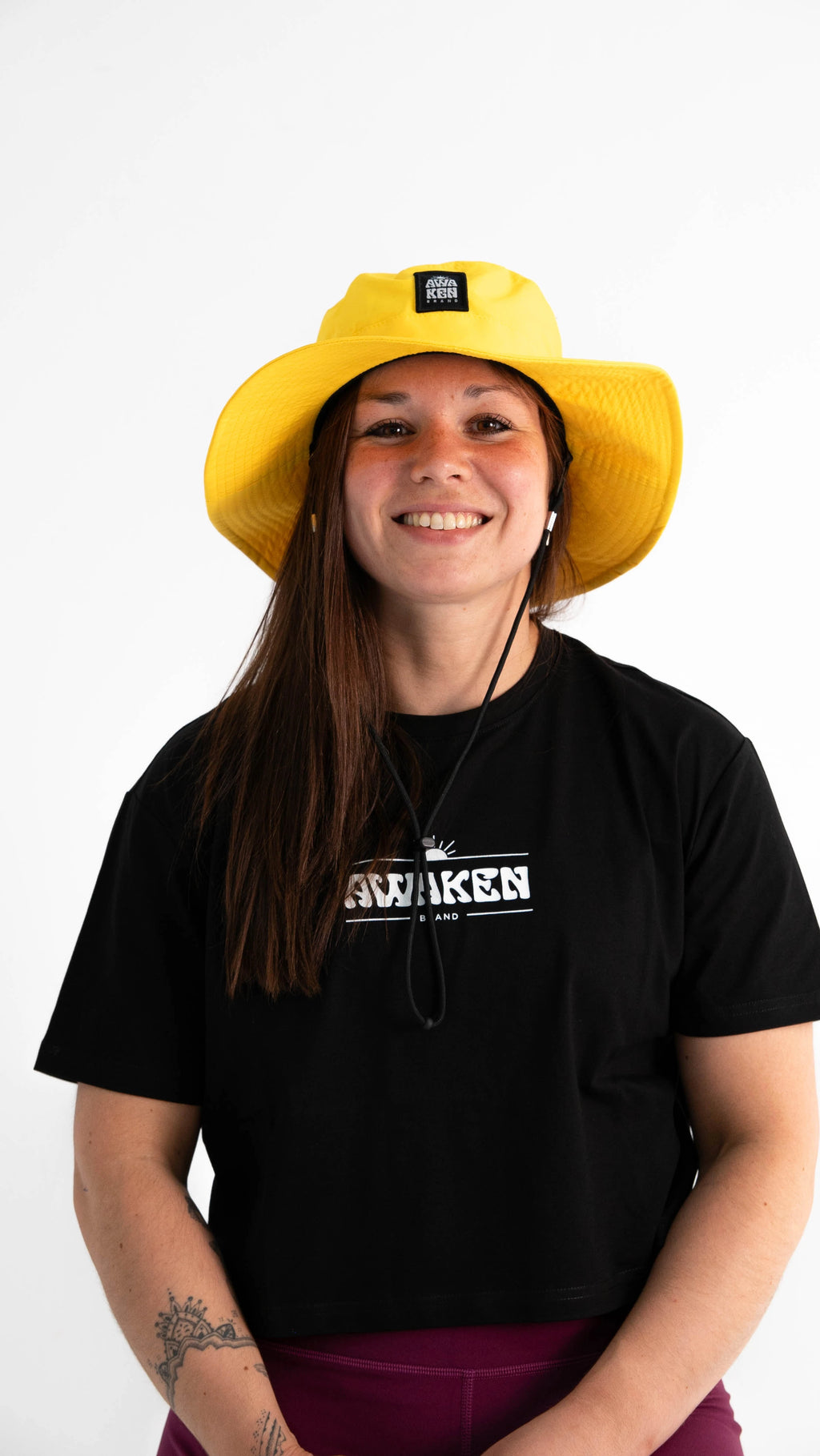 Gorro impermeable con cuerda frontal logo color amarillo amanecer