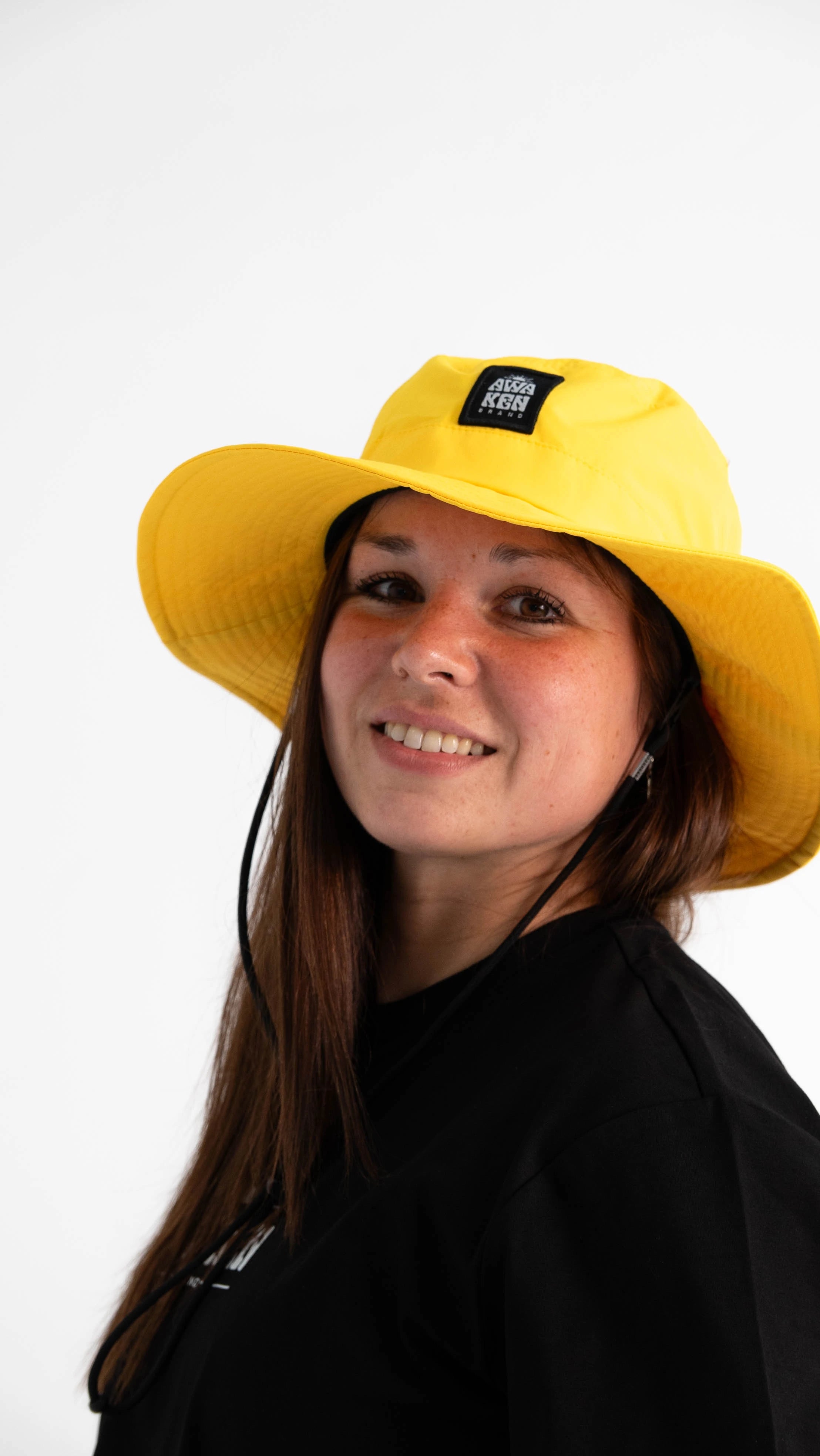 Gorro impermeable con cuerda perfil logo color amarillo amanecer