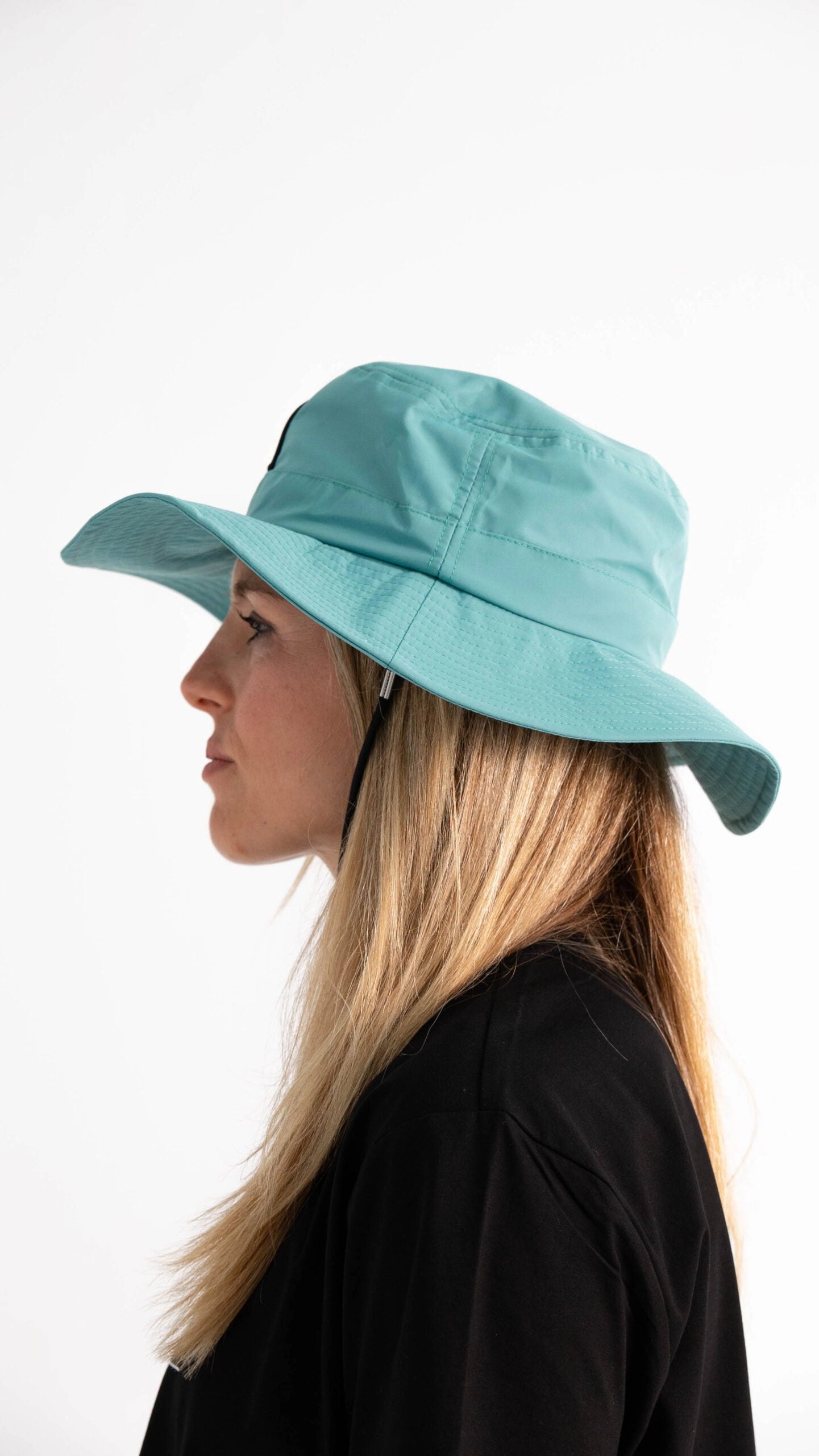 Gorro impermeable con cuerda perfil logo color azul cyan