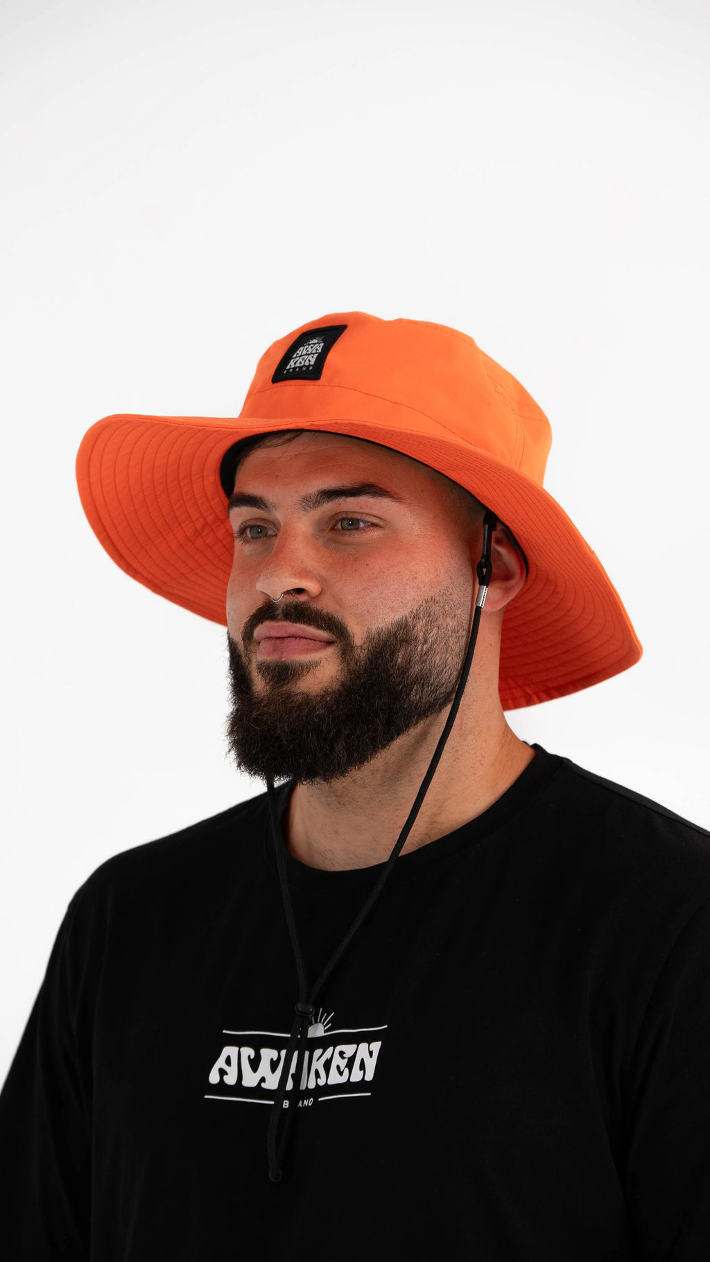 Gorro impermeable con cuerda perfil logo color melocotón