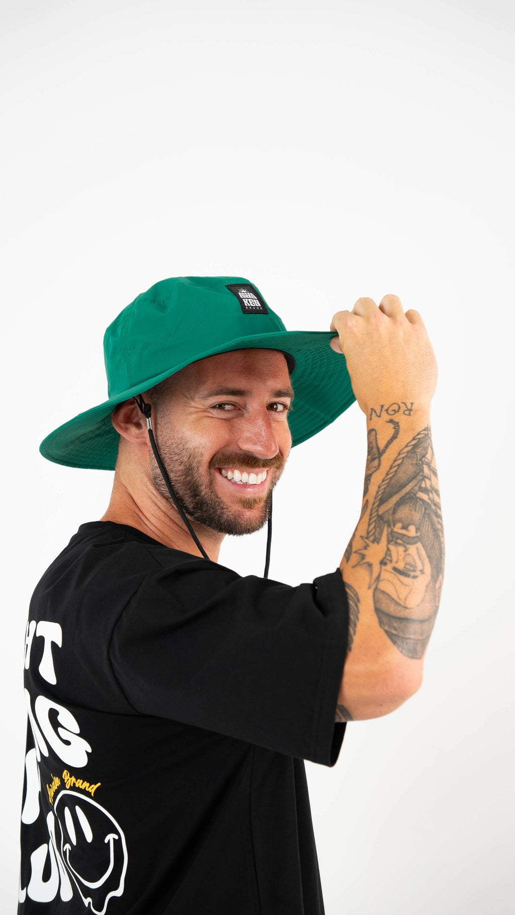 Gorro impermeable con cuerda perfil logo color verde esmeralda