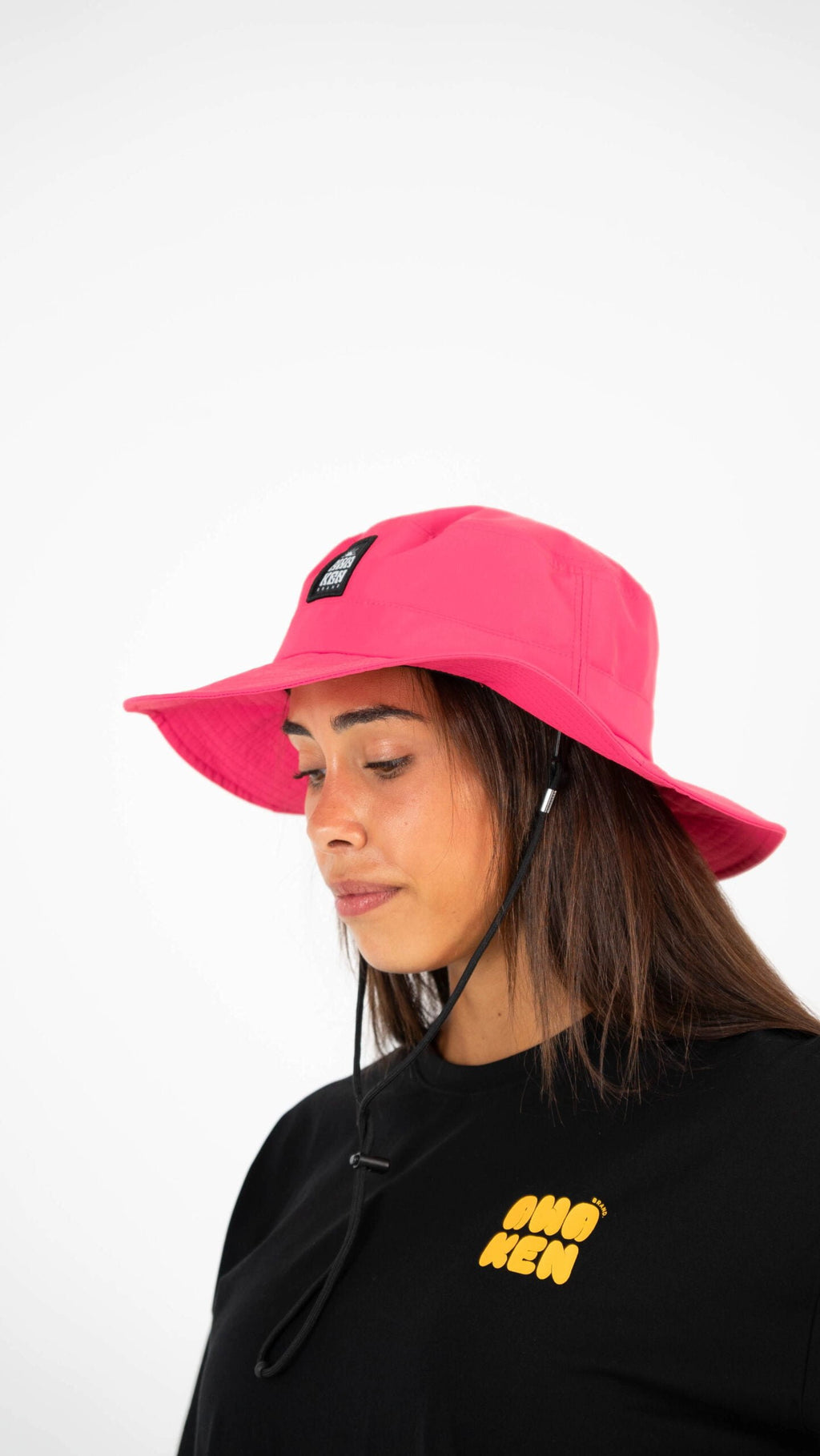 Gorro impermeable con cuerda detalle logo color rosa