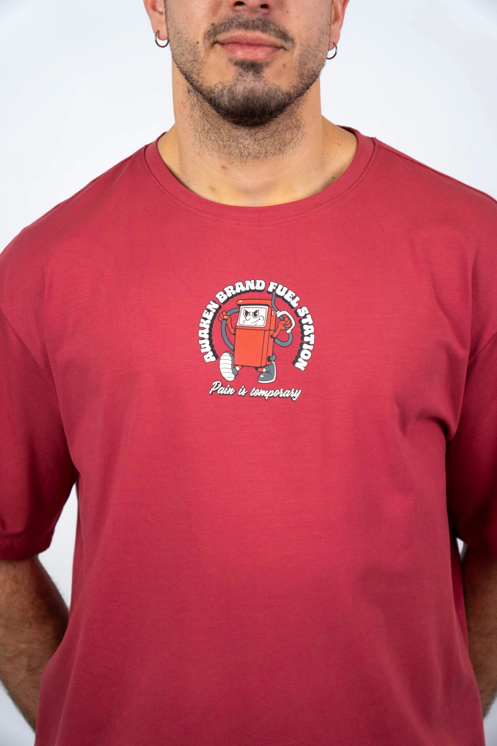 Camiseta de manga corta hombre oversize frontal detalle color burdeos bittersweet