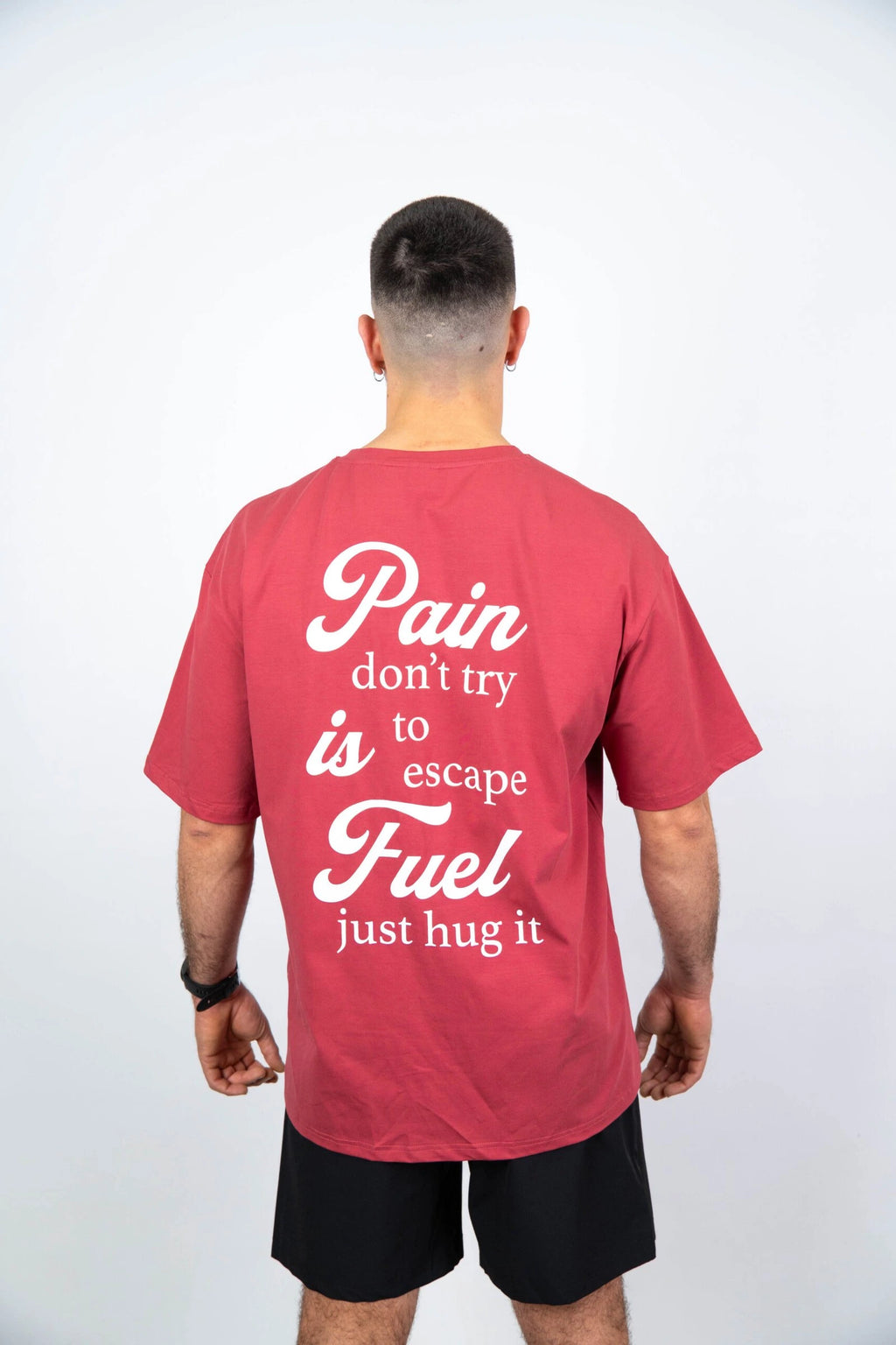 Camiseta de manga corta hombre oversize trasera color burdeos bittersweet