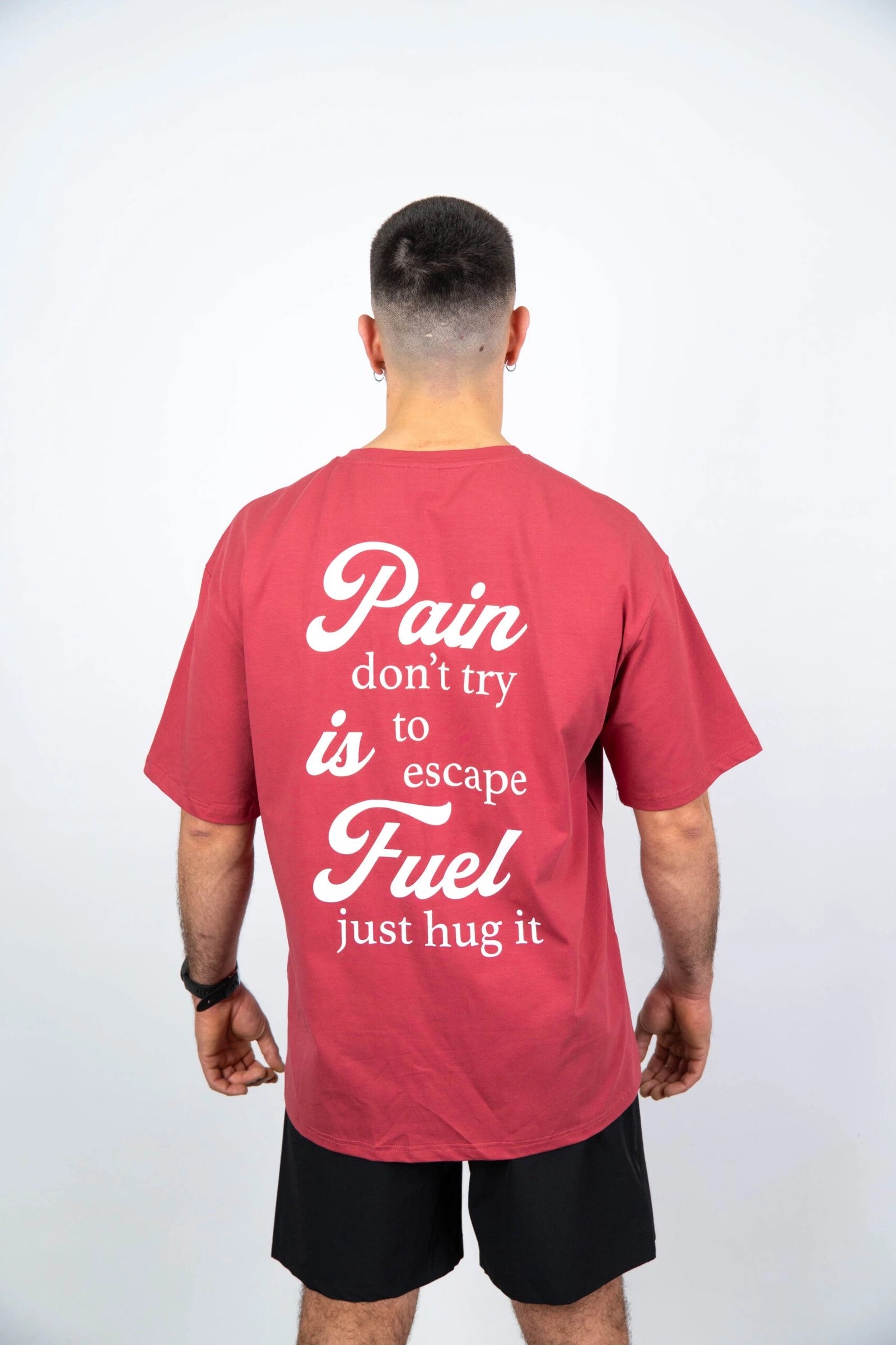 Camiseta de manga corta hombre oversize trasera color burdeos bittersweet