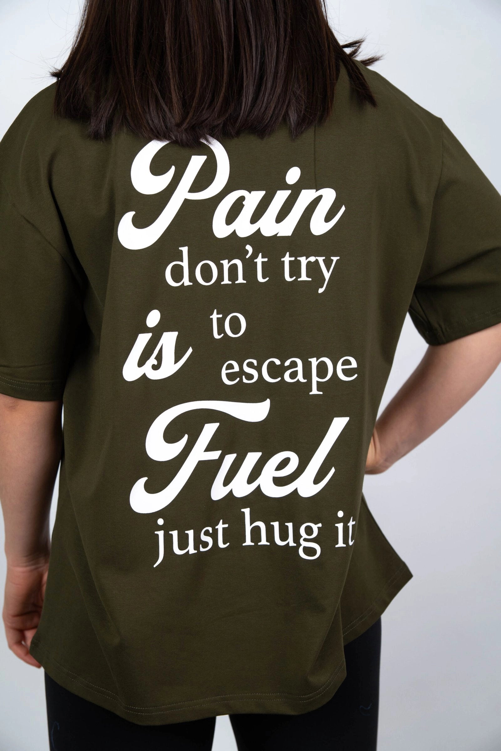 Camiseta de manga corta mujer oversize trasera detalle color verde militar