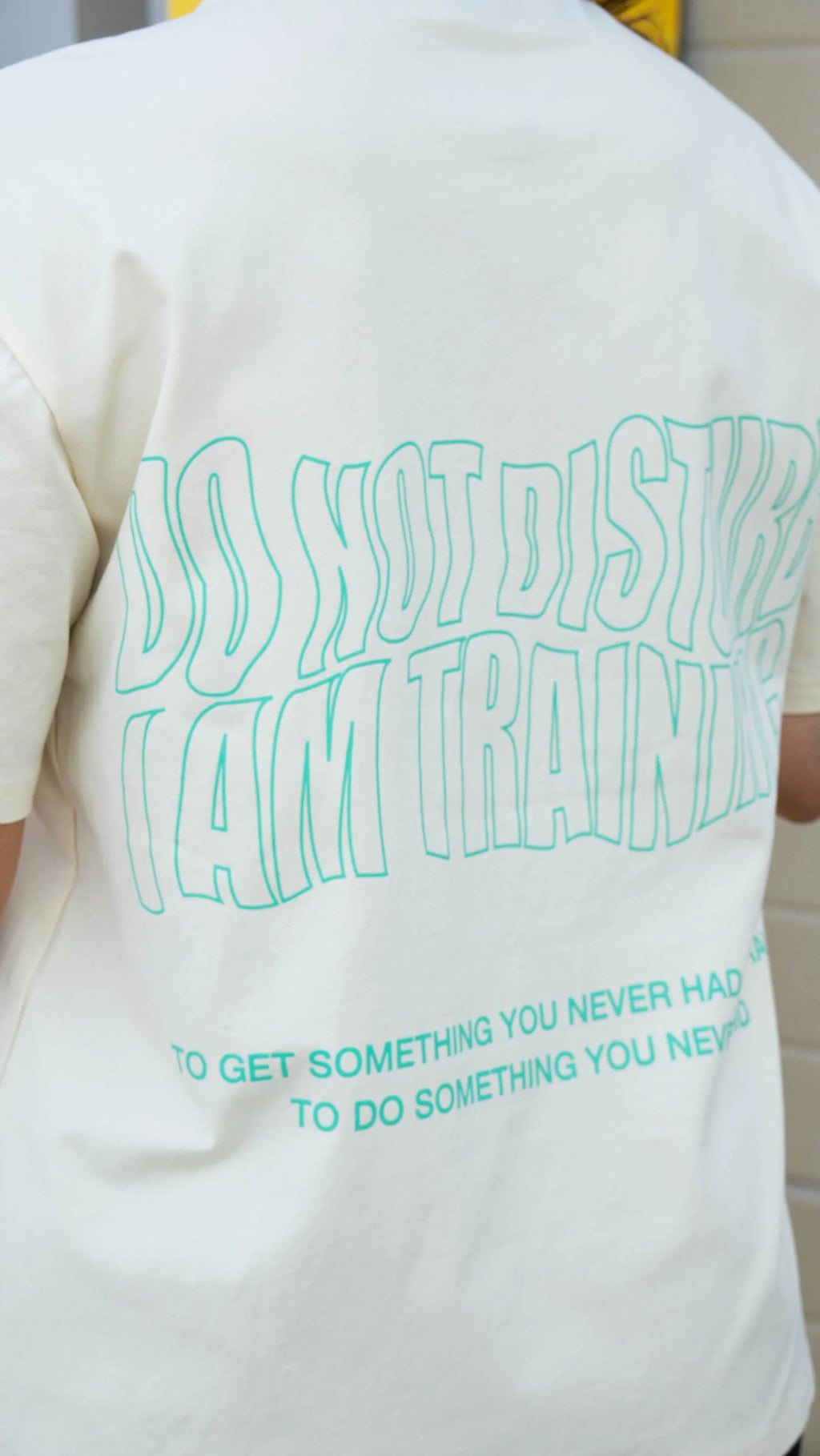 Camiseta de manga corta oversize unisex detalle trasero color crema