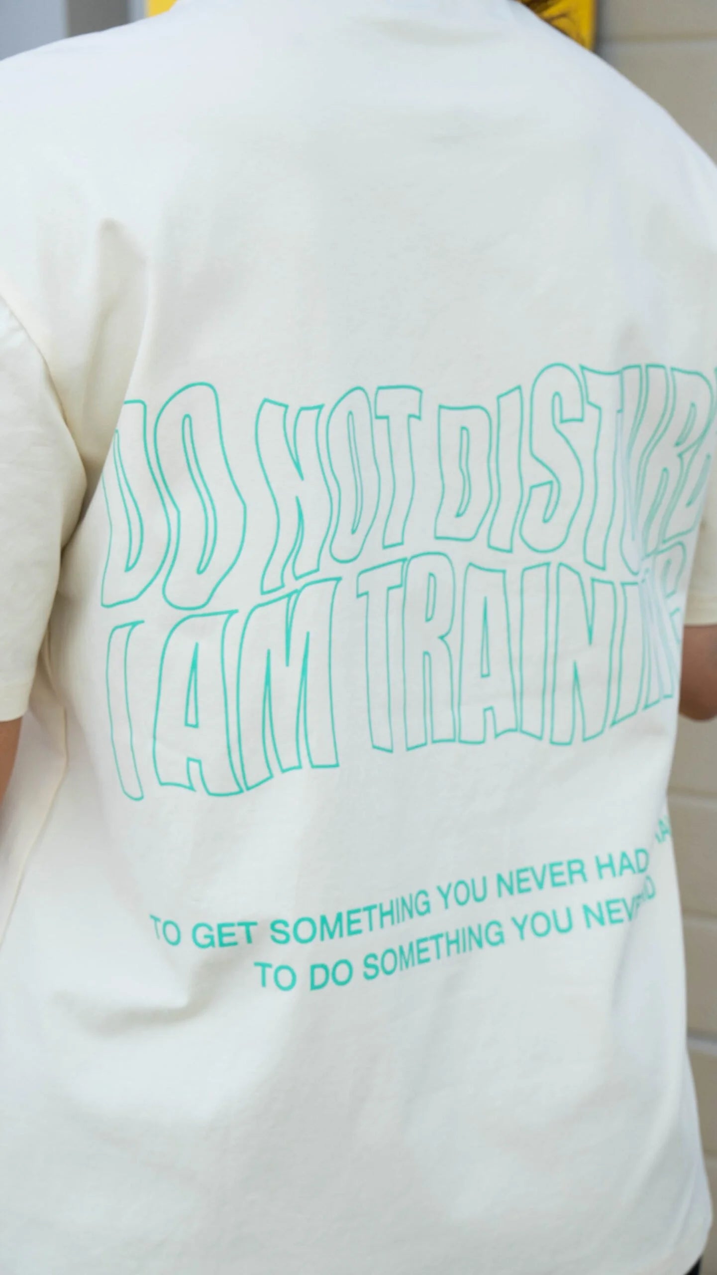 Camiseta de manga corta oversize unisex detalle trasero color crema