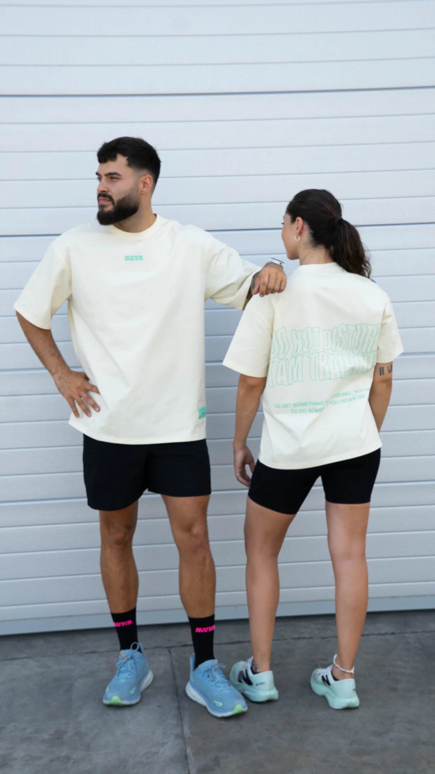 Camiseta de manga corta oversize unisex frontal y trasera color crema
