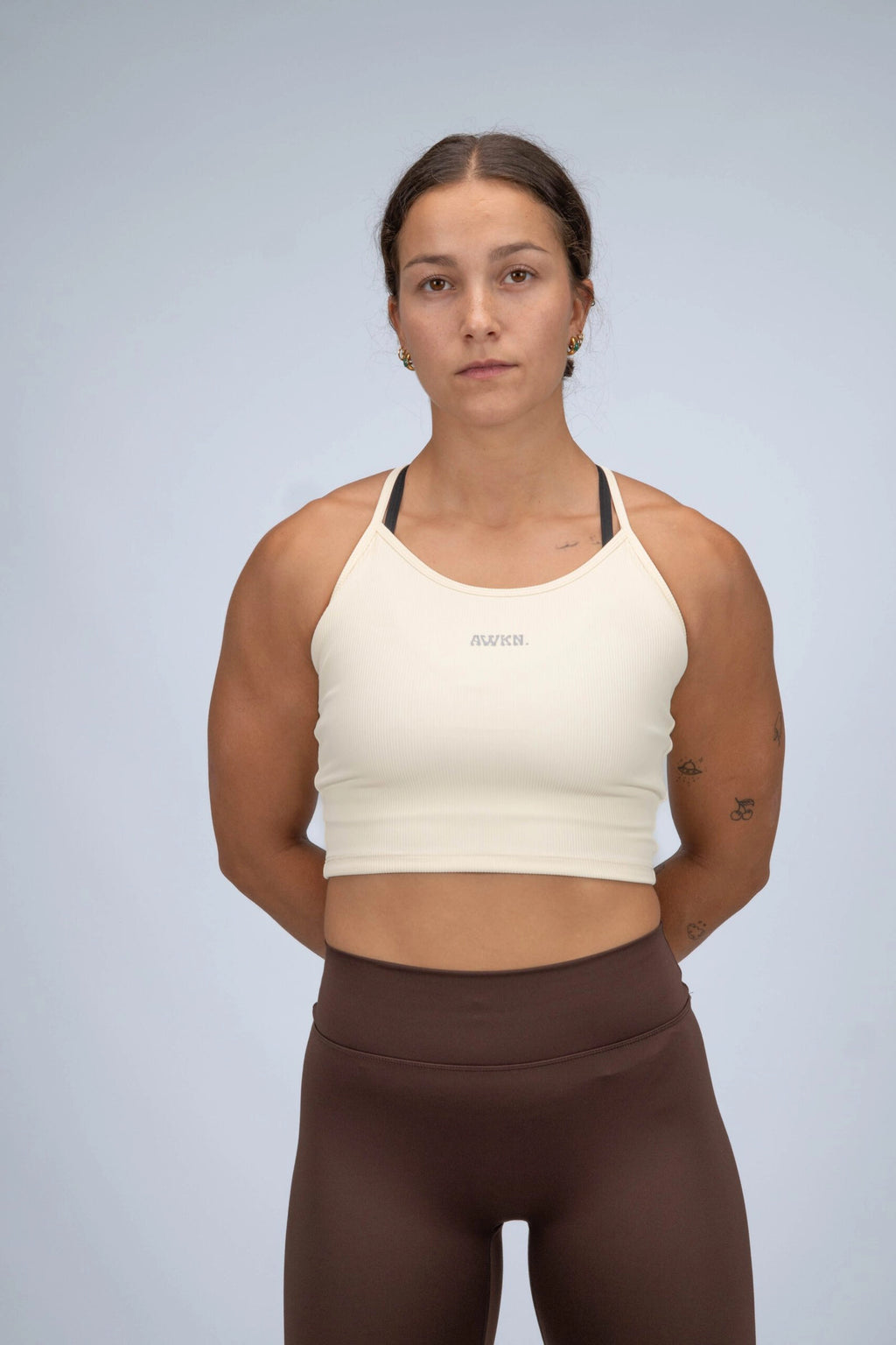 Camiseta de tirantes ajustada con logo frontal color vainilla