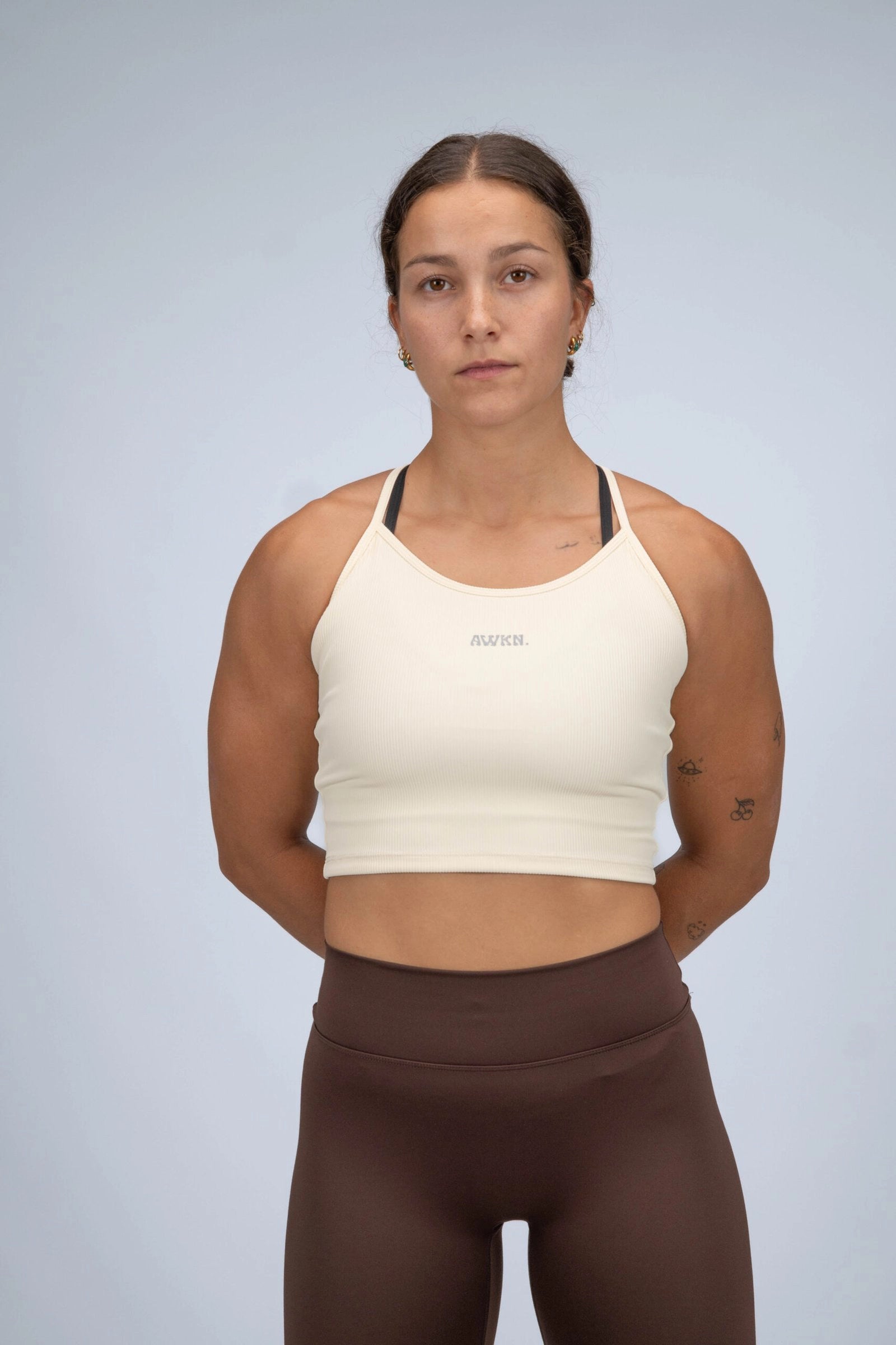 Camiseta de tirantes ajustada con logo frontal color vainilla
