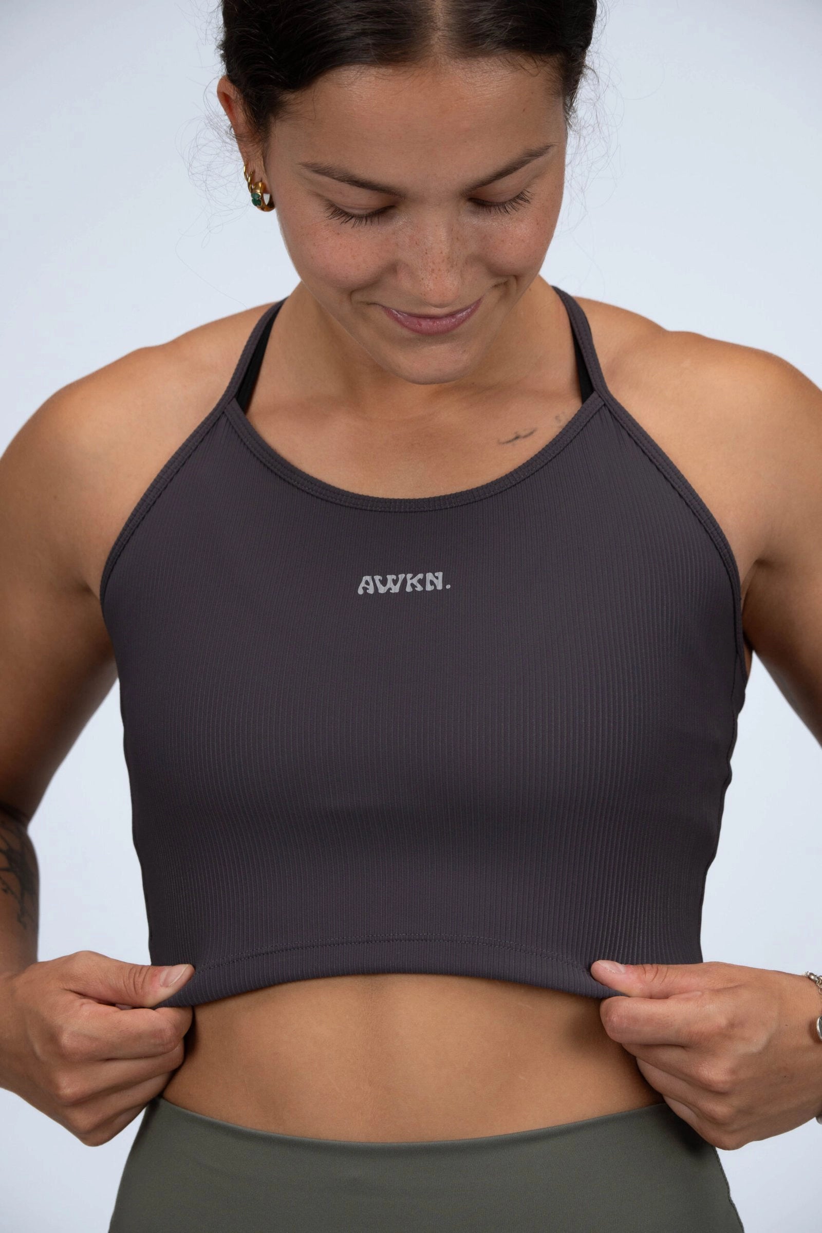 Camiseta de tirantes ajustada detalle frontal color gris earl