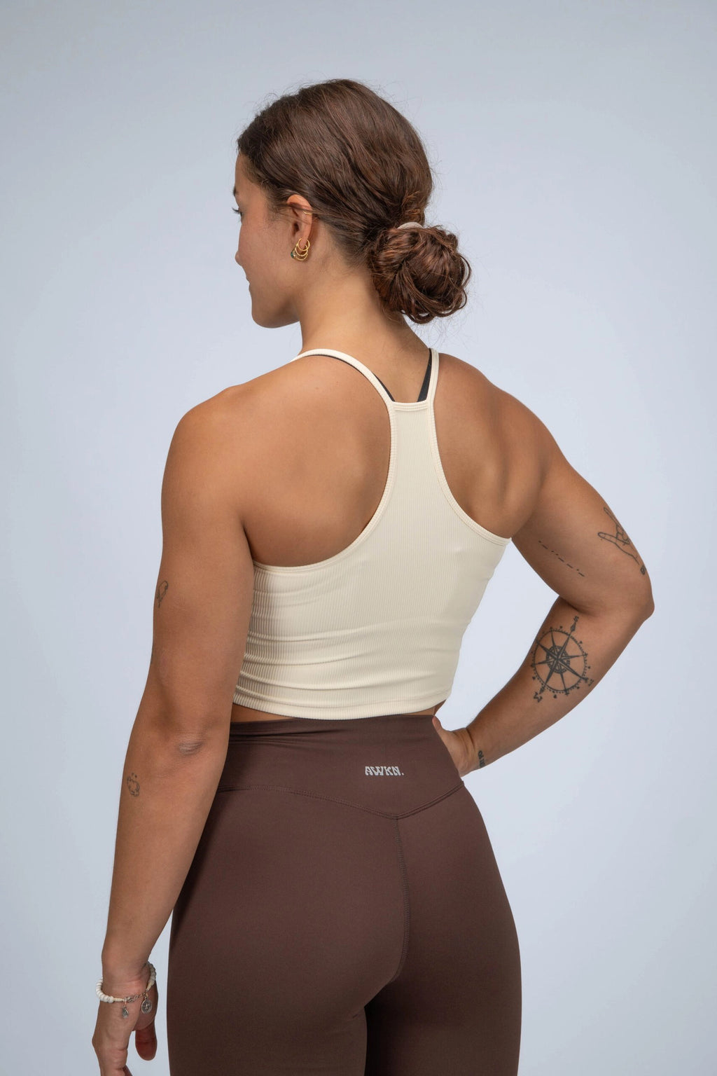 Camiseta de tirantes ajustada perfil trasero color vainilla