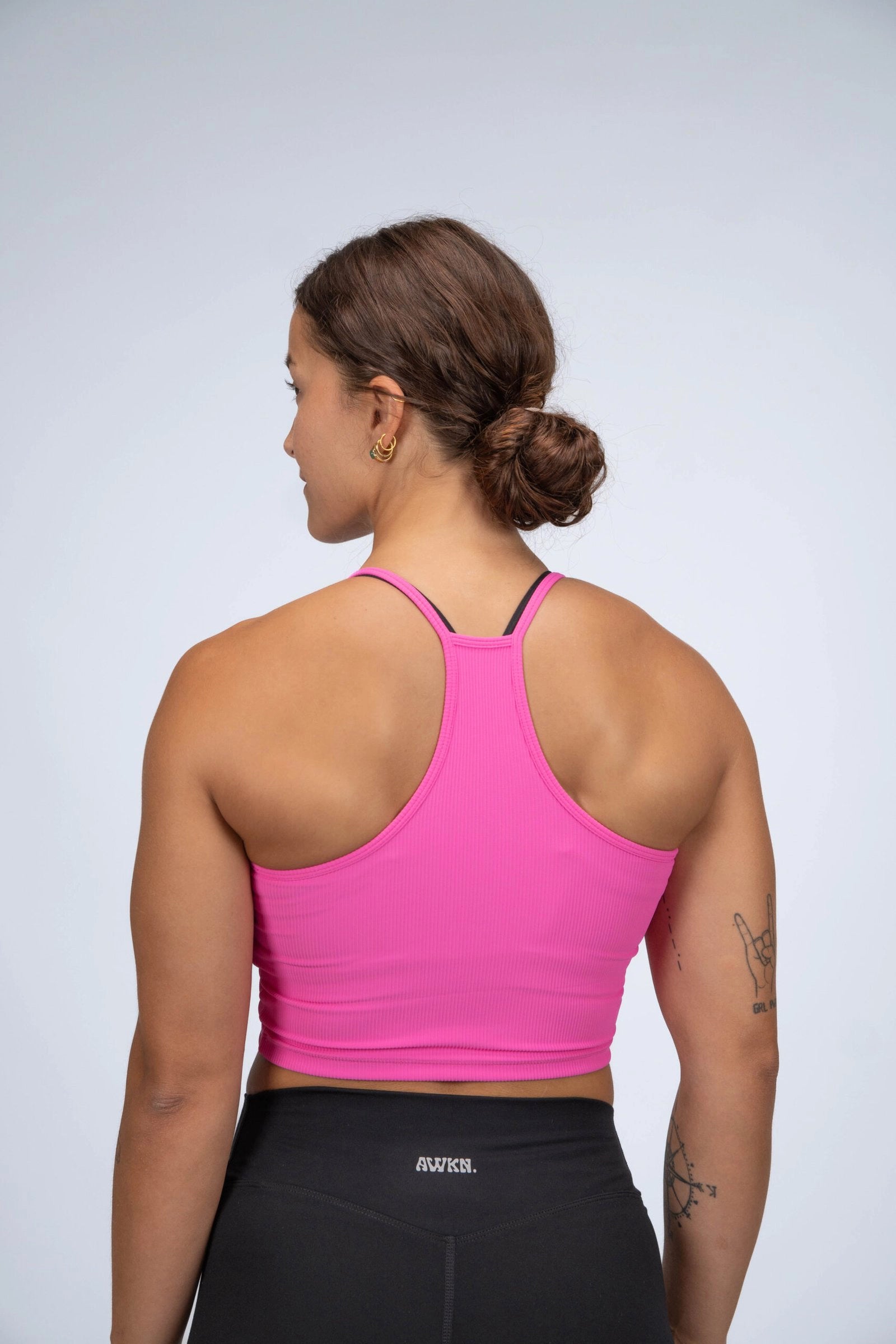 Camiseta de tirantes ajustada trasera color de perfil rosa chicle