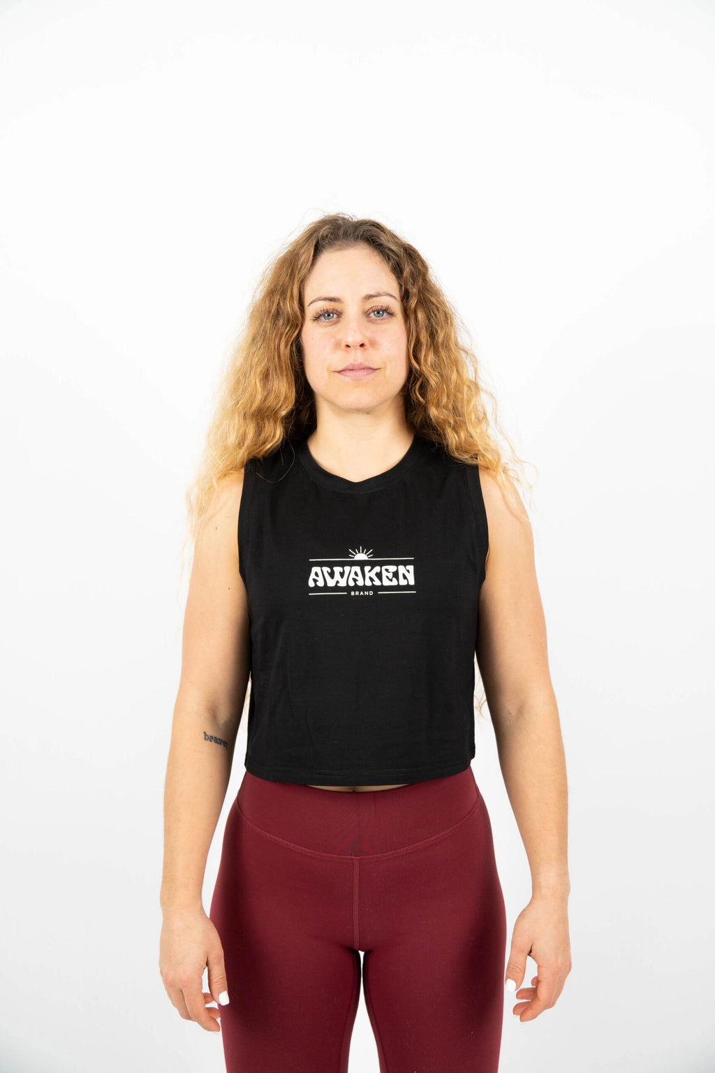 camiseta de tirantes mujer con logo parte frontal color negro 