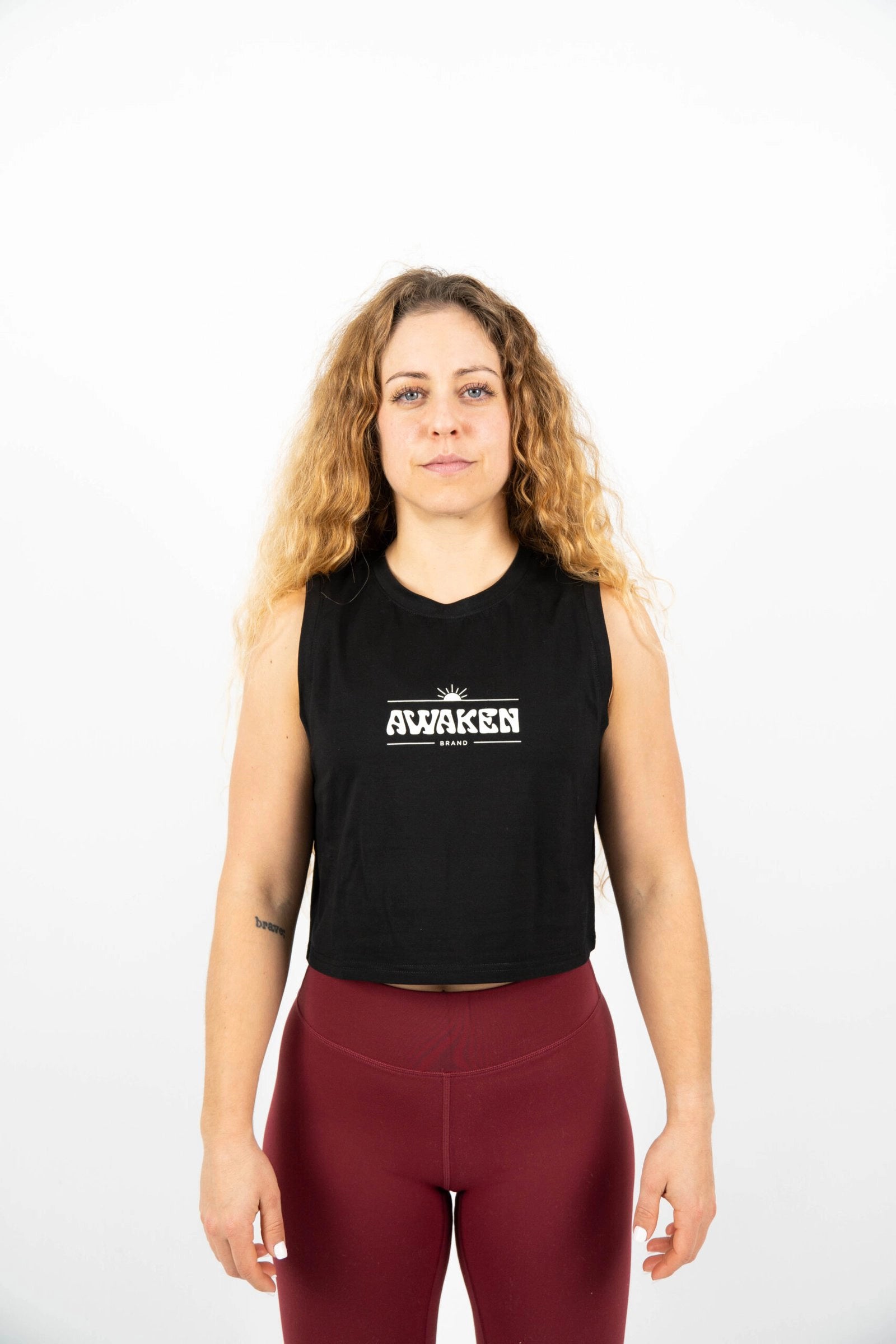 camiseta de tirantes mujer con logo parte frontal color negro 