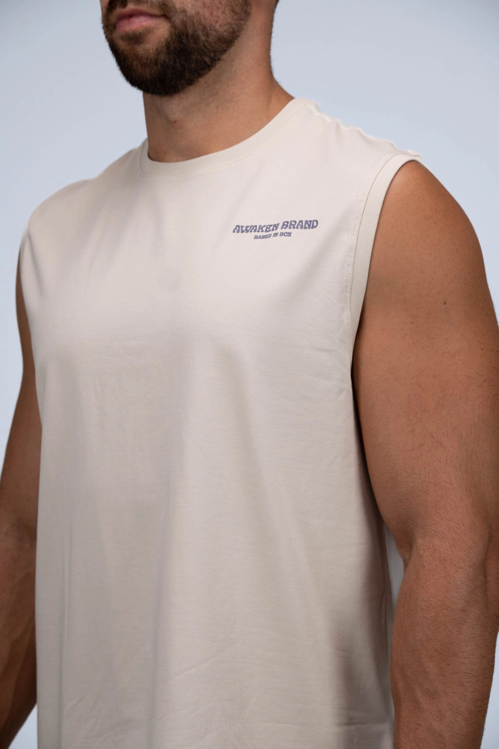 Camiseta de tirantes oversize detalle frontal color cacahuete