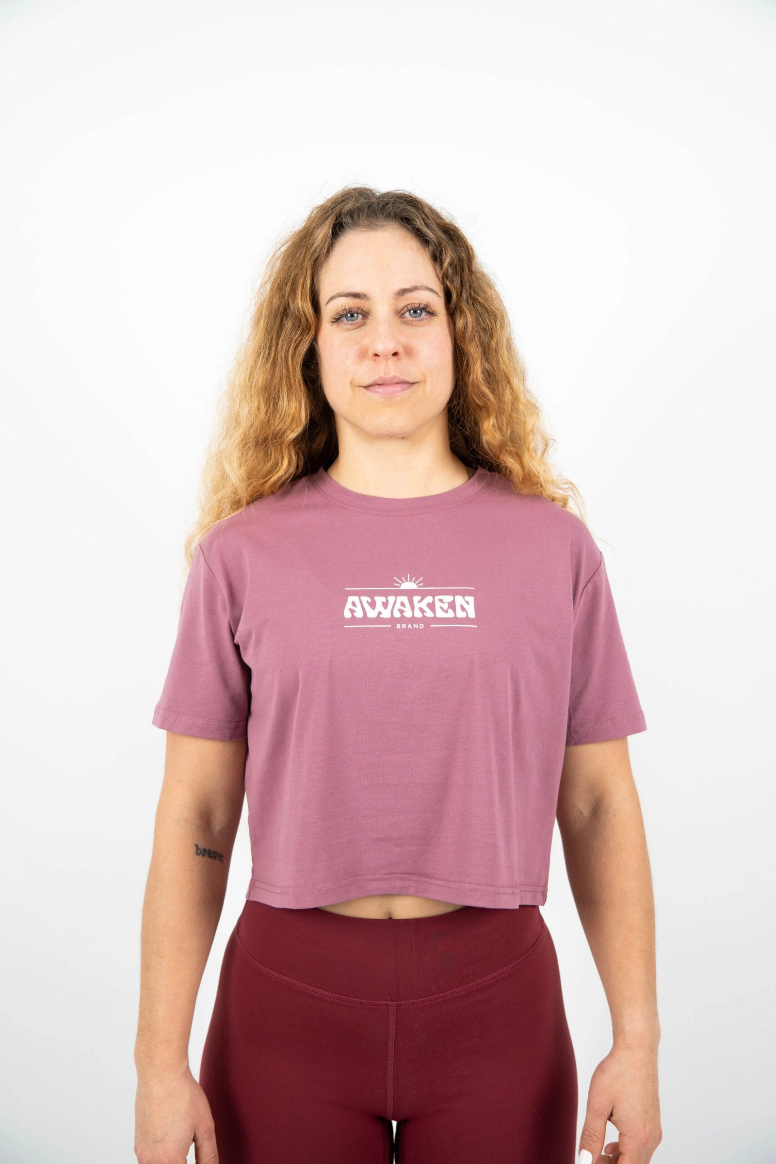 Camiseta manga corta con corte crop y logo parte frontal color lila claro 2