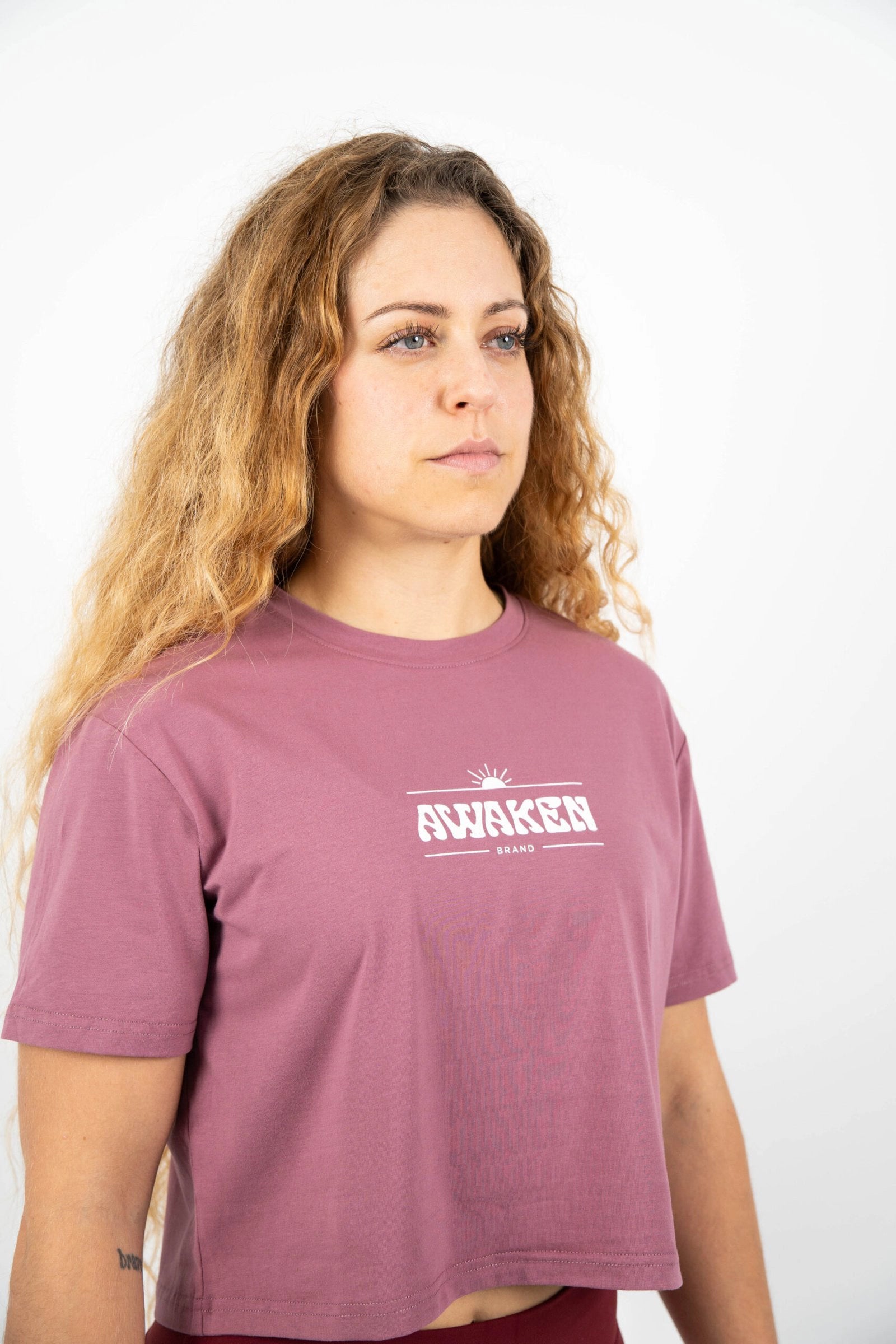 Camiseta manga corta con corte crop y logo parte frontal color lila claro 3