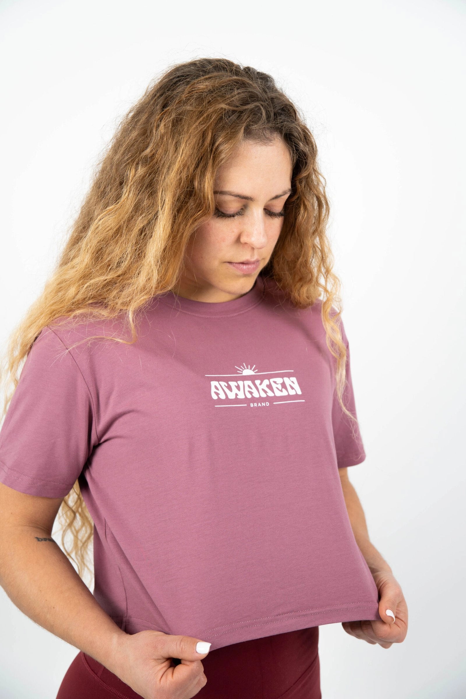 Camiseta manga corta con corte crop y logo parte frontal color lila claro