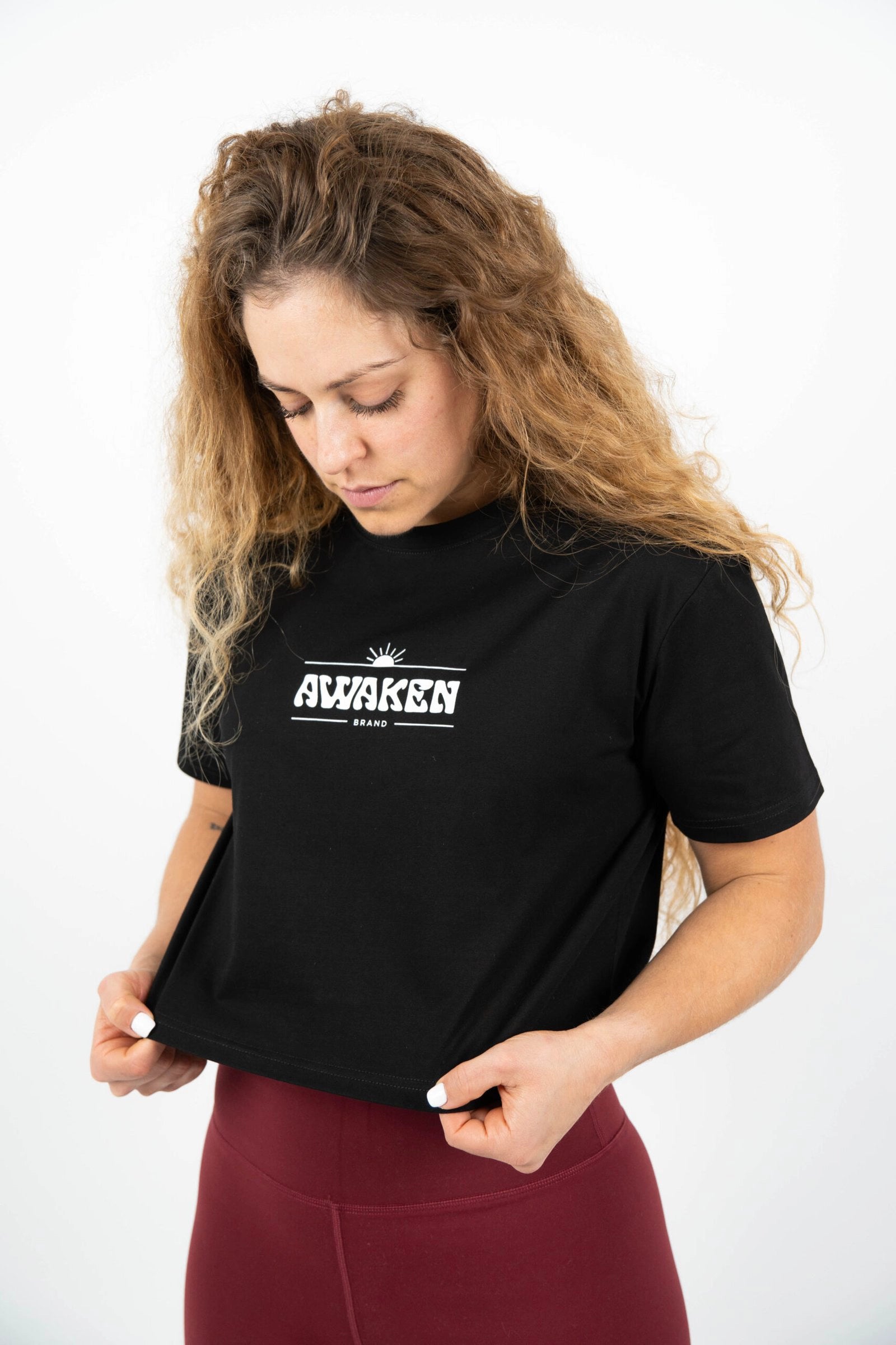 Camiseta manga corta con corte crop y logo parte frontal color negro 2