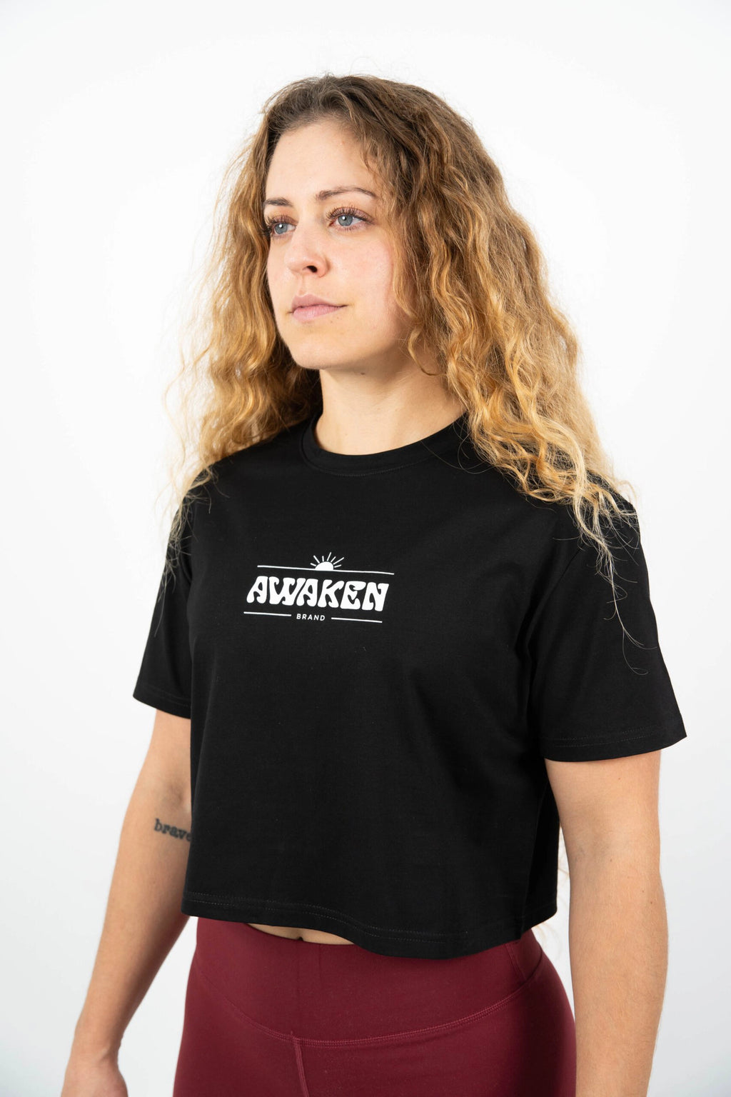 Camiseta manga corta con corte crop y logo parte frontal color negro 3