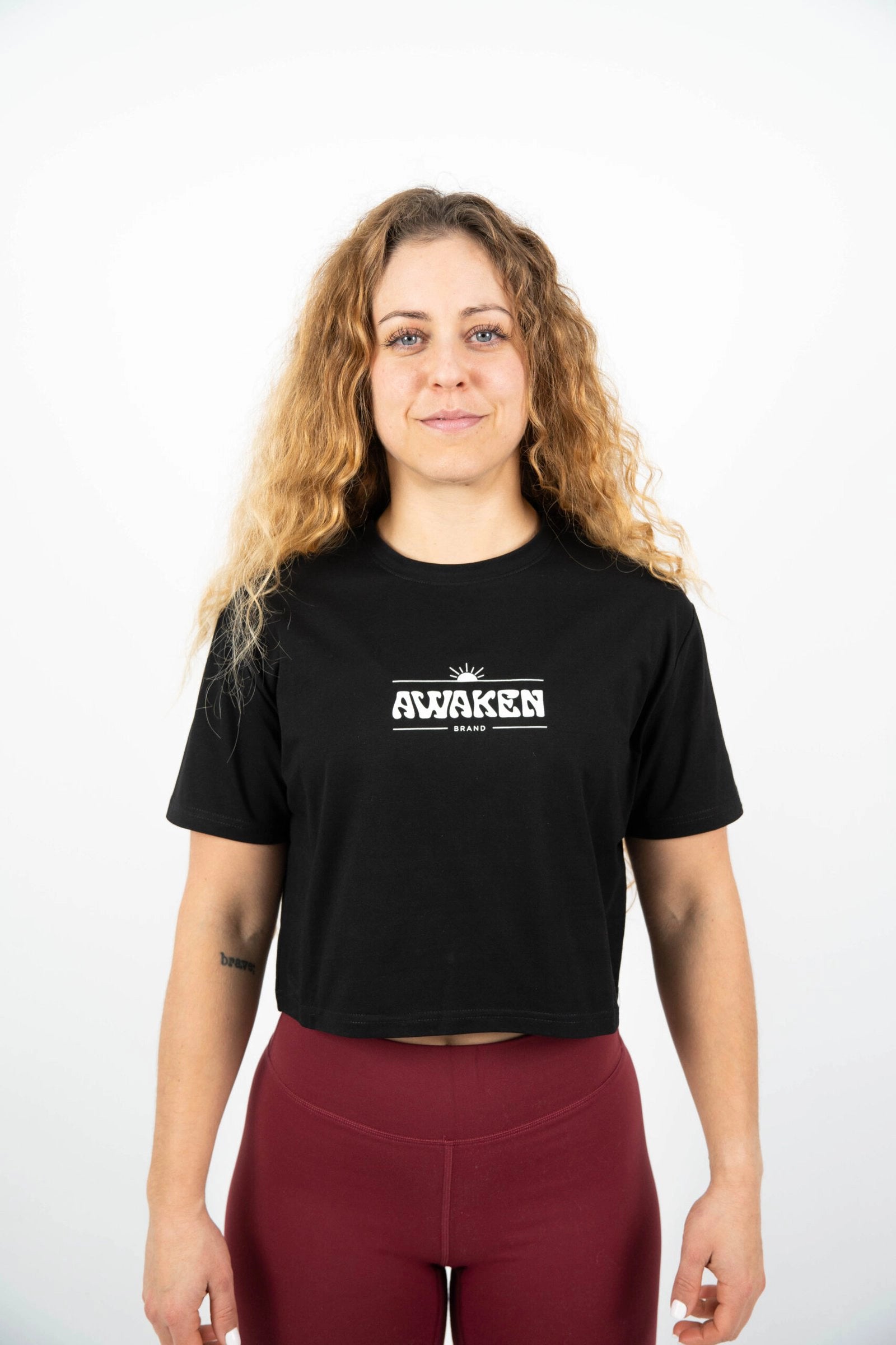 Camiseta manga corta con corte crop y logo parte frontal color negro