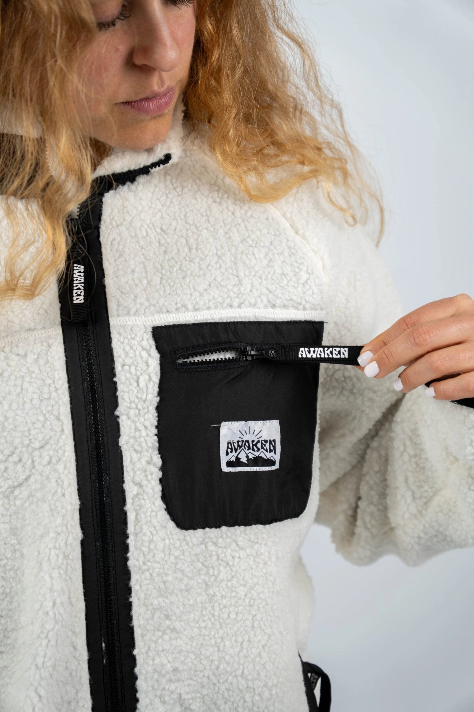 Chaqueta borrego unisex frontal detalle bolsillo color blanco nieve