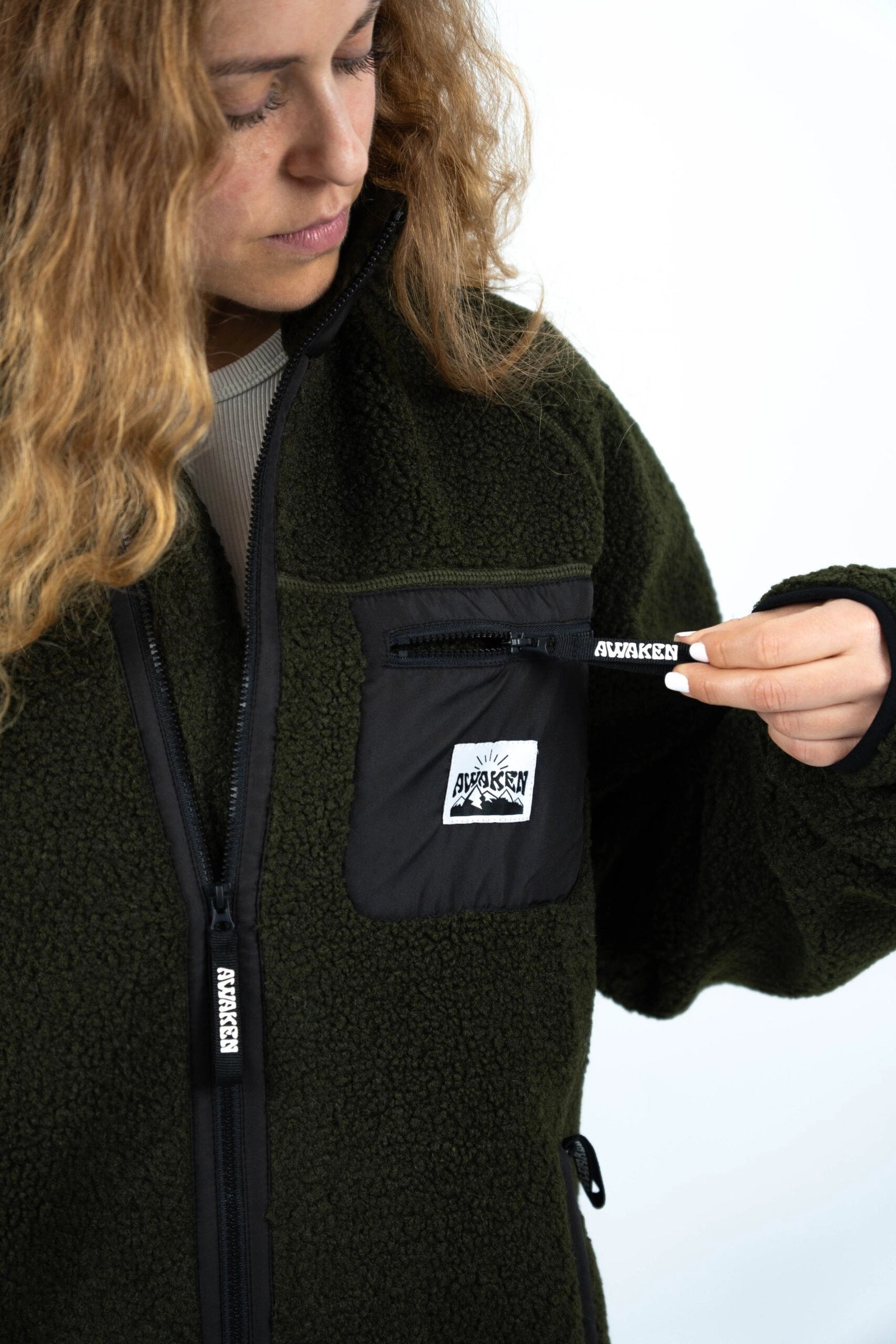 
Chaqueta borrego unisex frontal detalle bolsillo color verde bosque