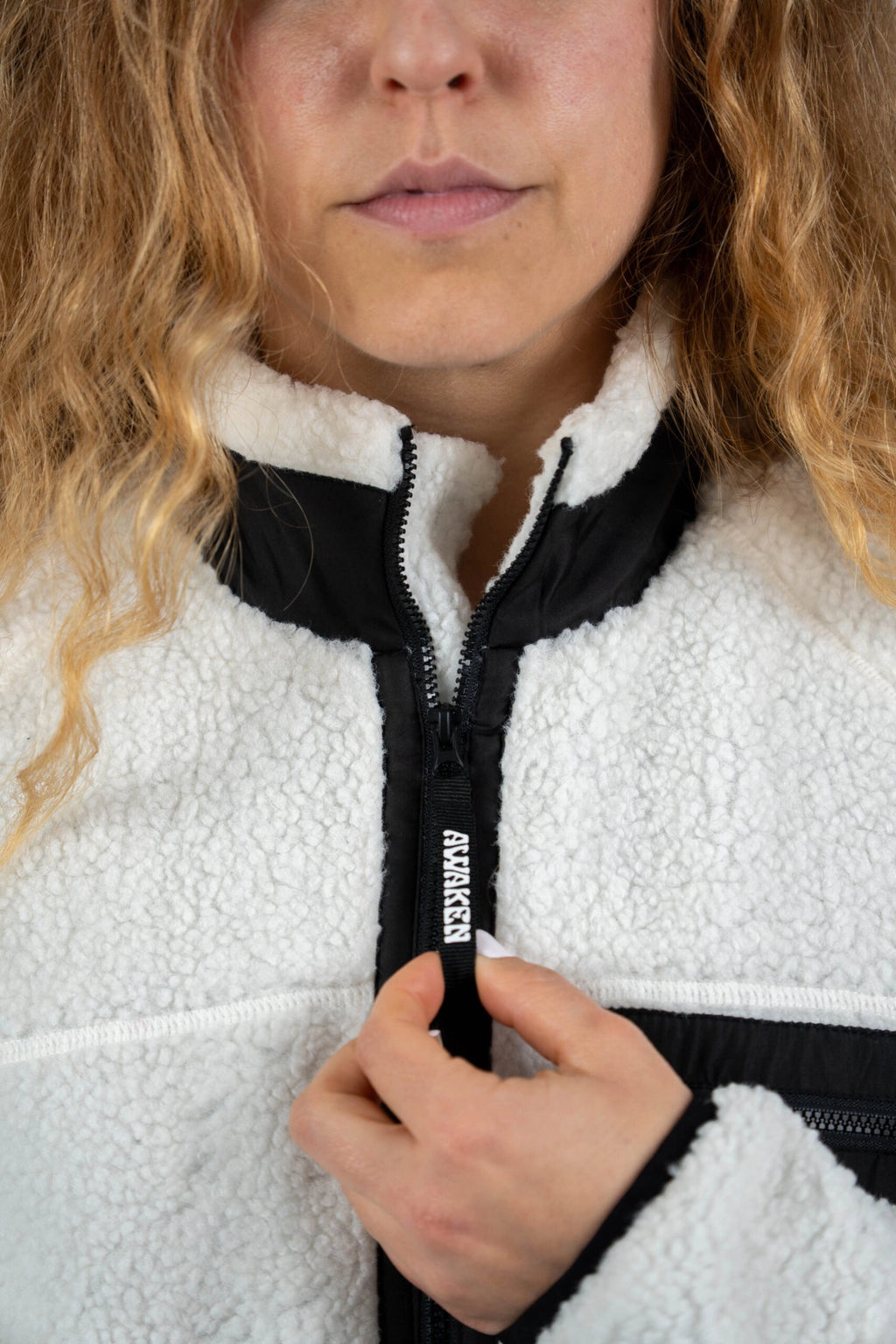 Chaqueta borrego unisex frontal detalle cremallera color blanco nieve