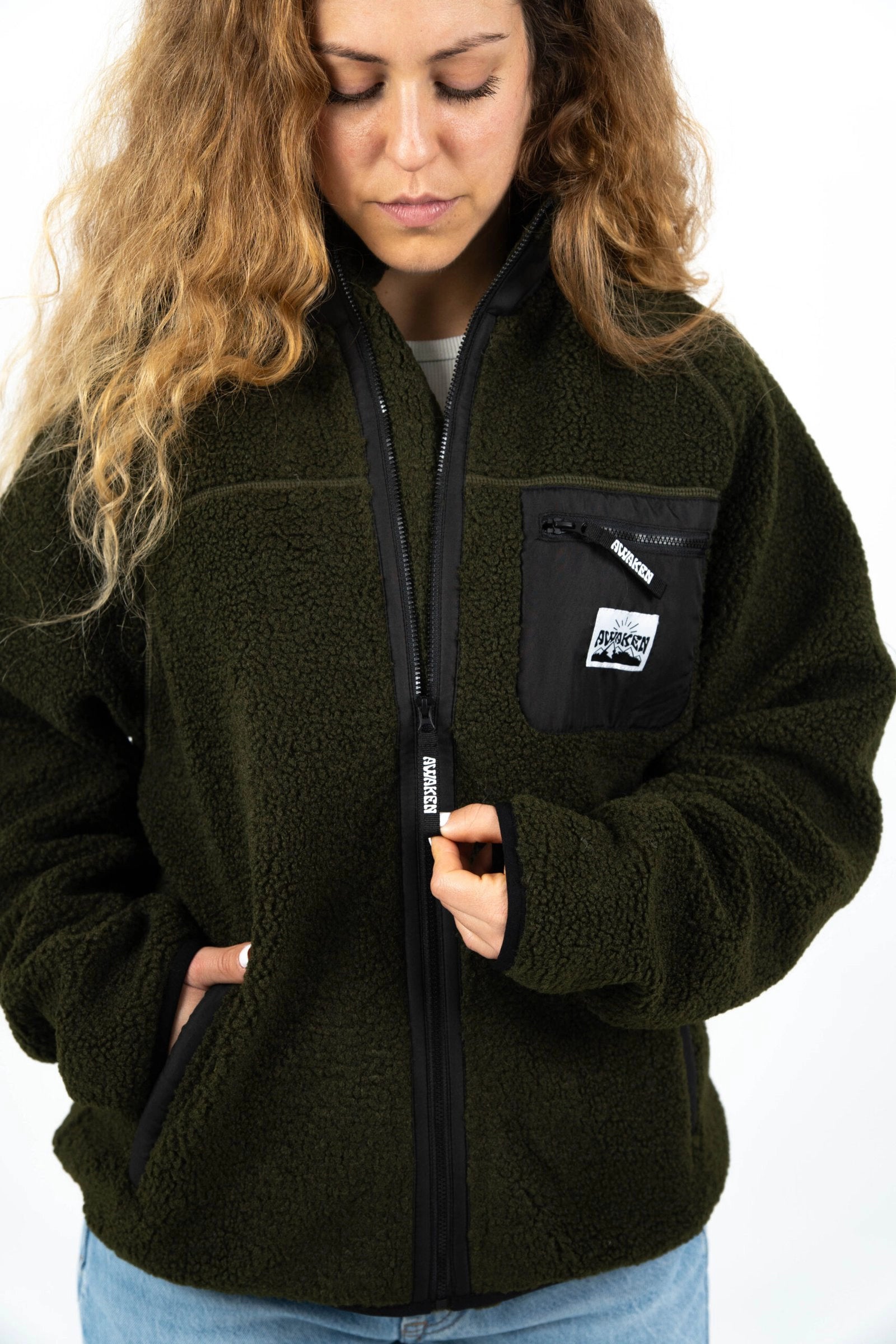 Chaqueta borrego unisex frontal detalle cremallera color verde bosque