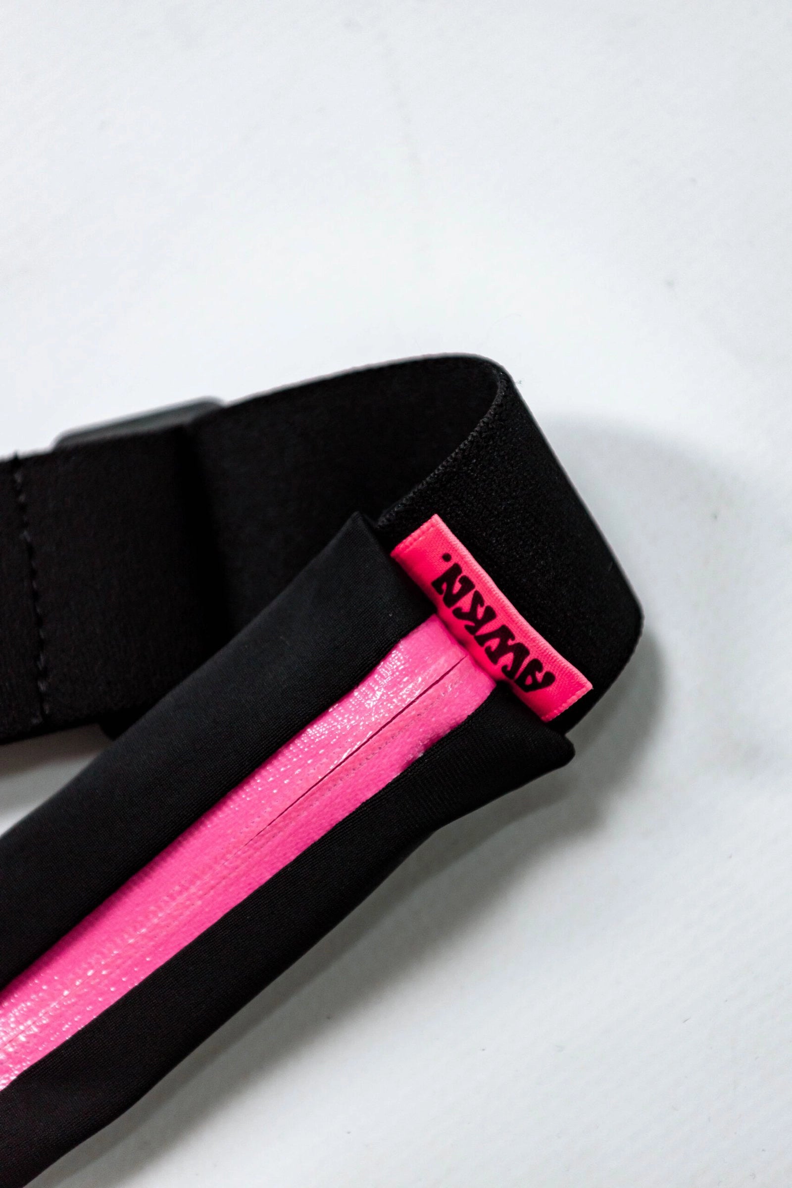 Cinturon carrera con banda ajustable detalle negro y rosa