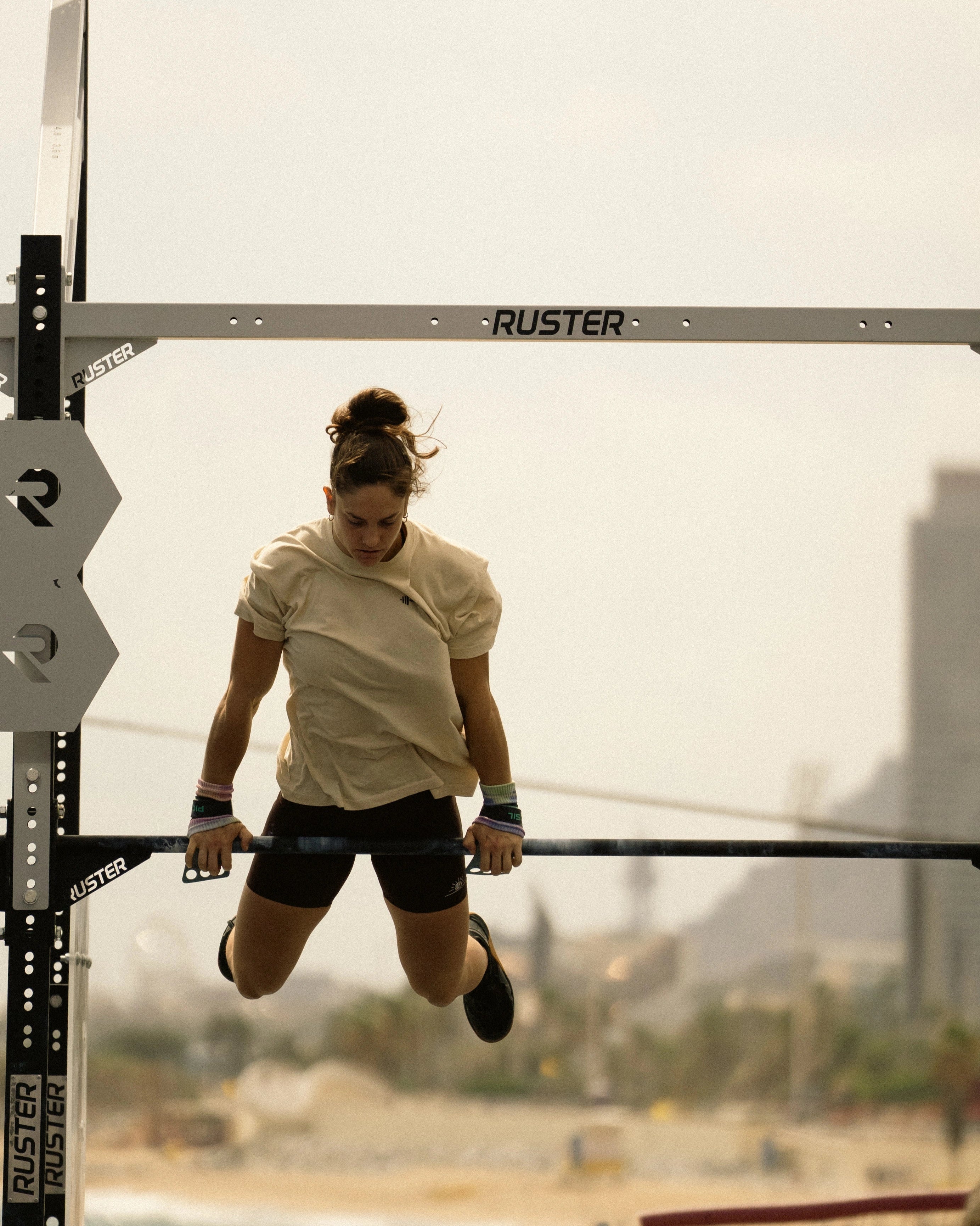 Deportista realizano "power ups" vistiendo productos Awaken