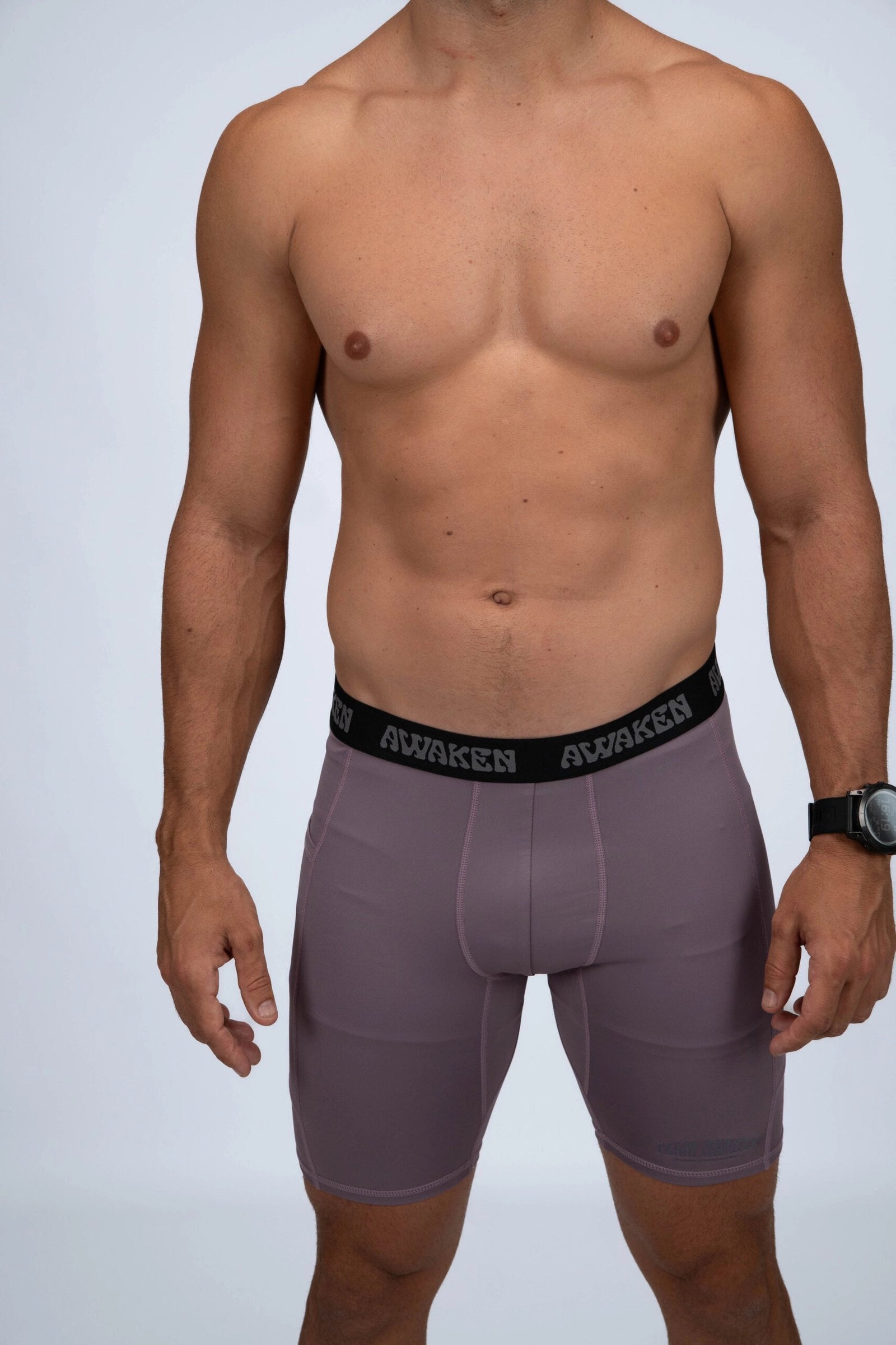 malla compresiva hombre frontal detalle logo color lila arándano
