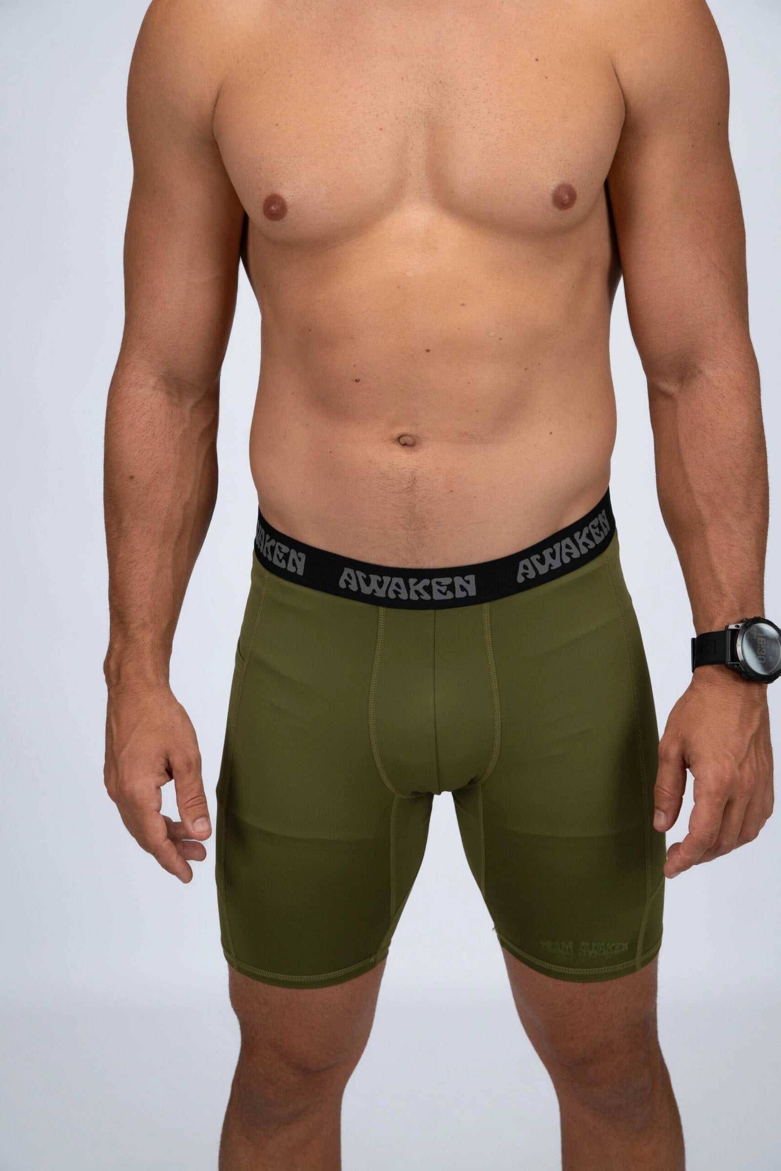 malla compresiva hombre frontal detalle logo color verde matcha