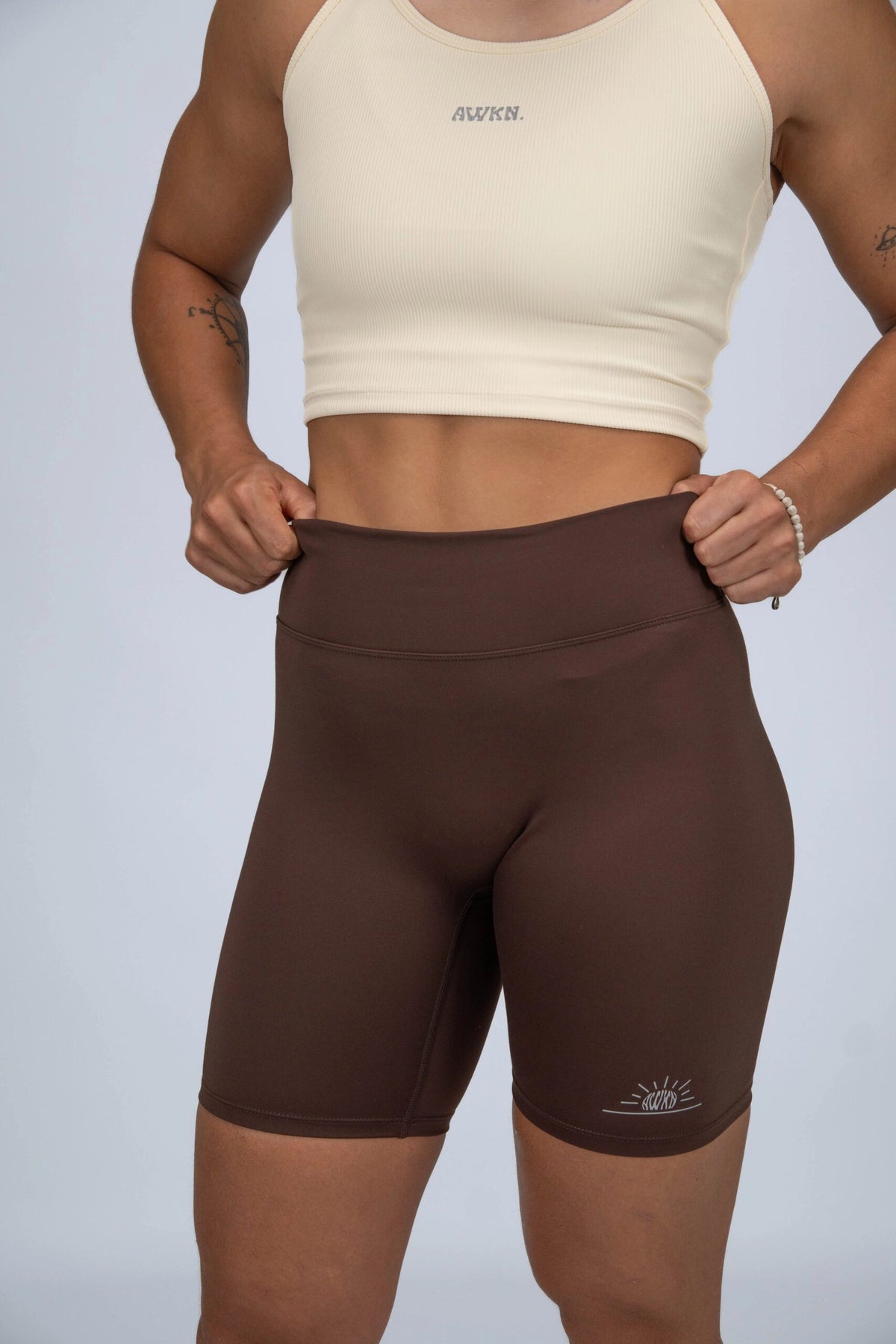 Mallas cortas biker mujer frontal color marrón tiramisú