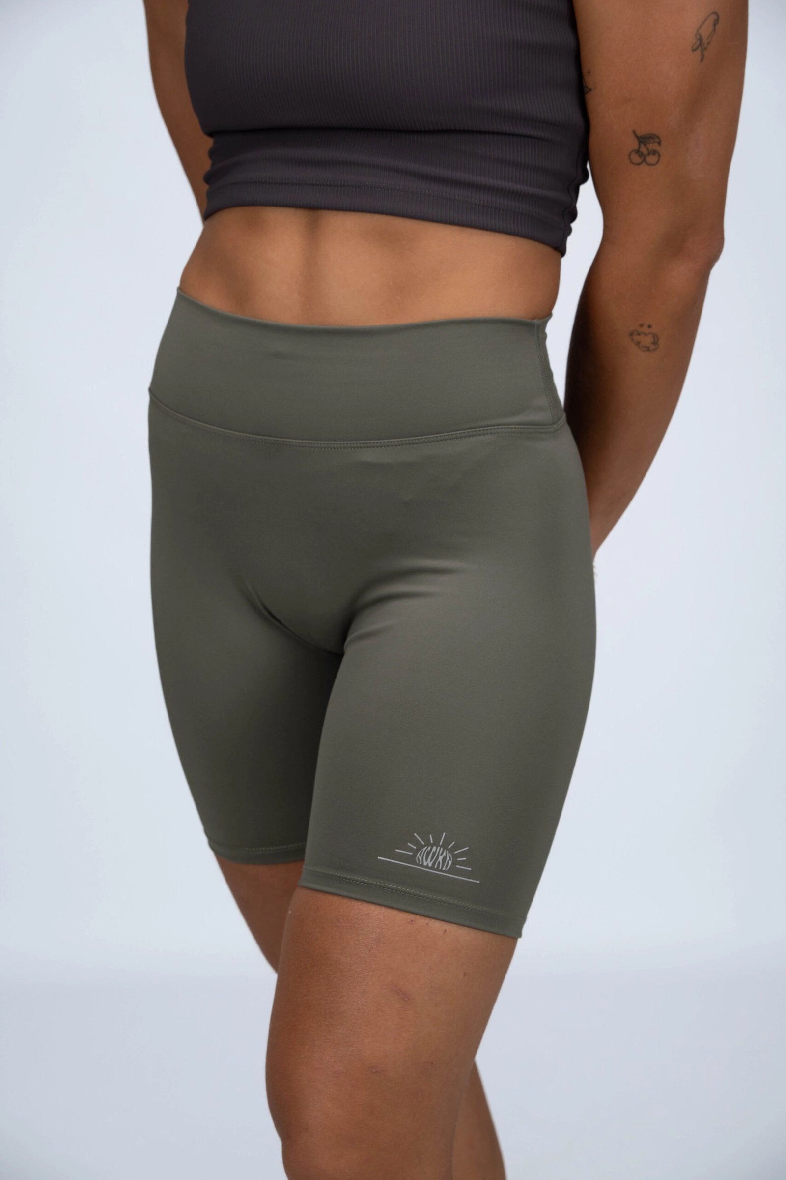 Mallas cortas biker mujer frontal color verde ahumado