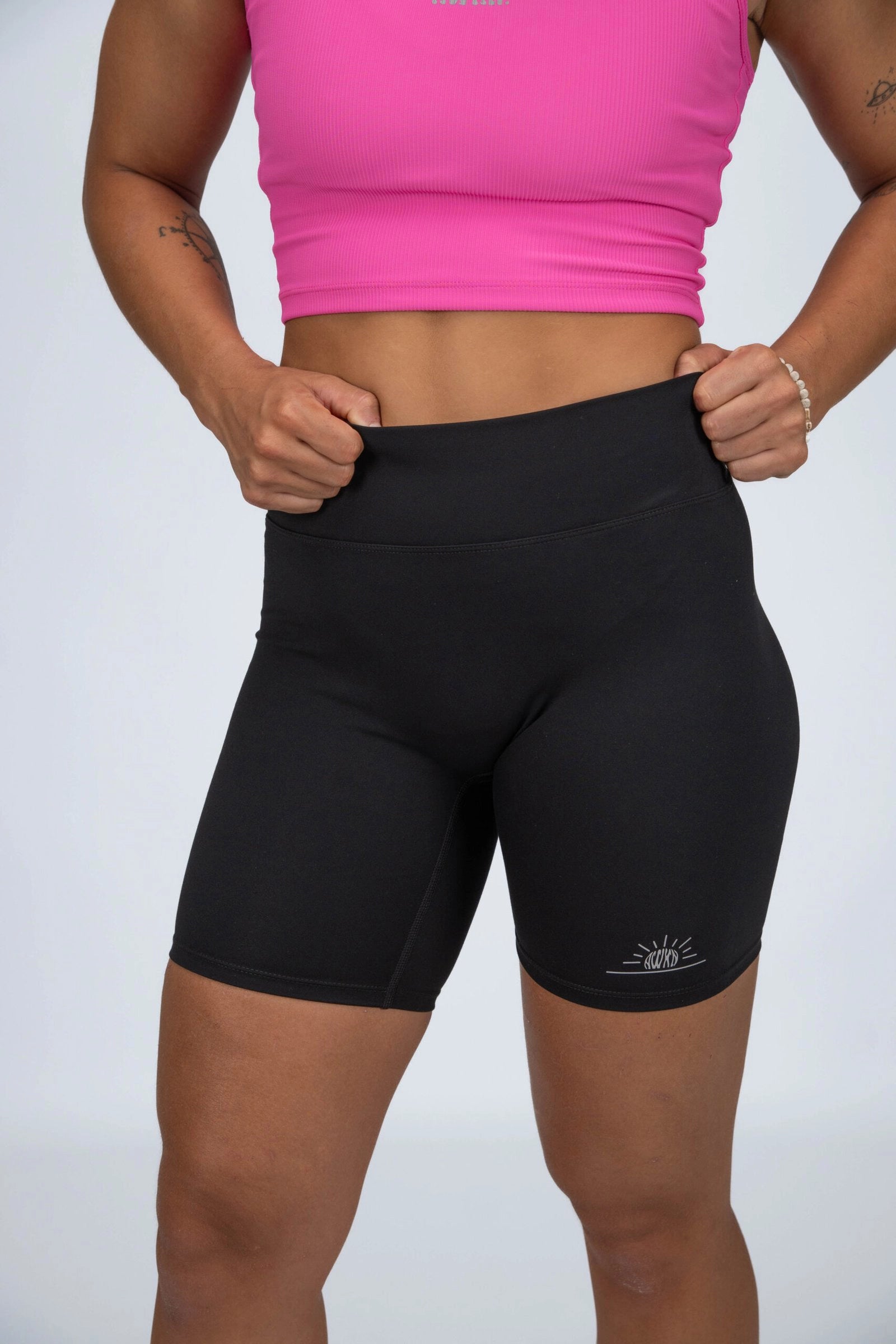 Mallas cortas biker mujer perfil detalle color negro