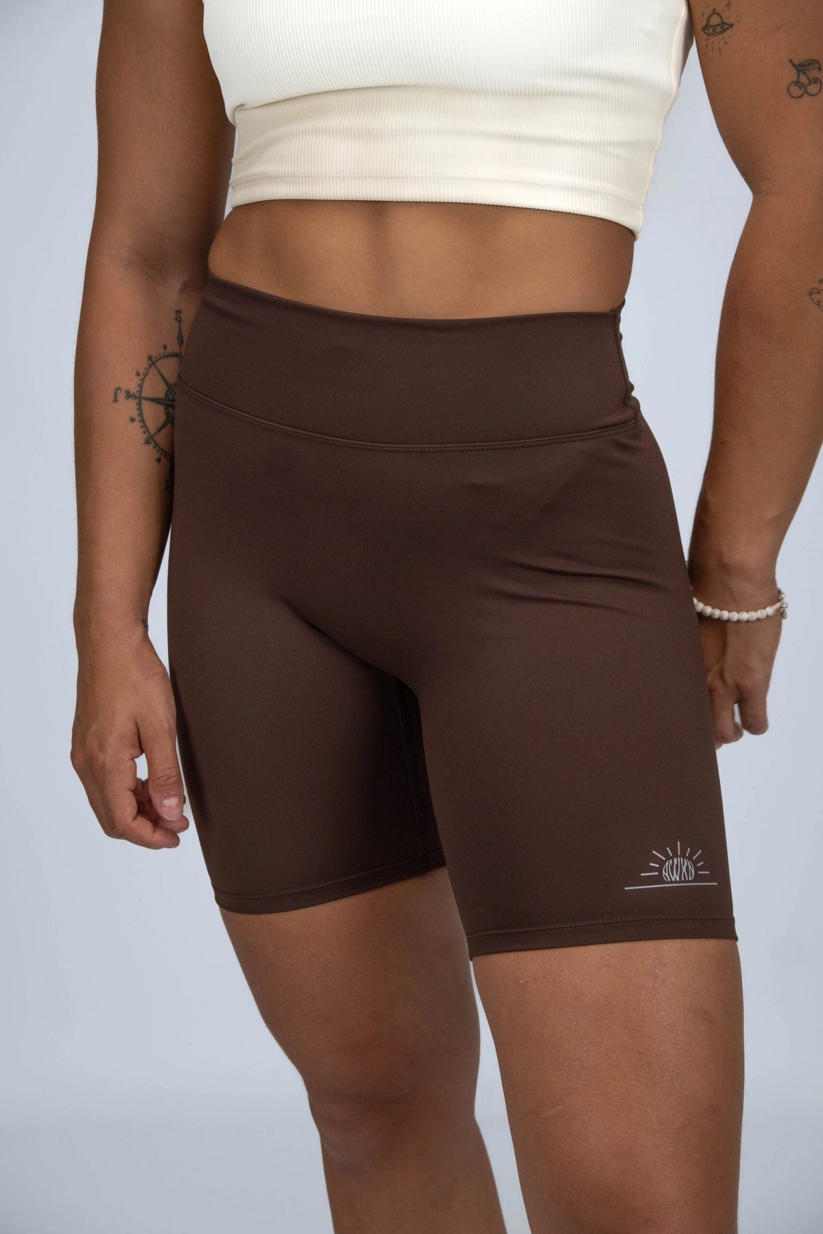Mallas cortas biker mujer perfil detalle color marrón tiramisú