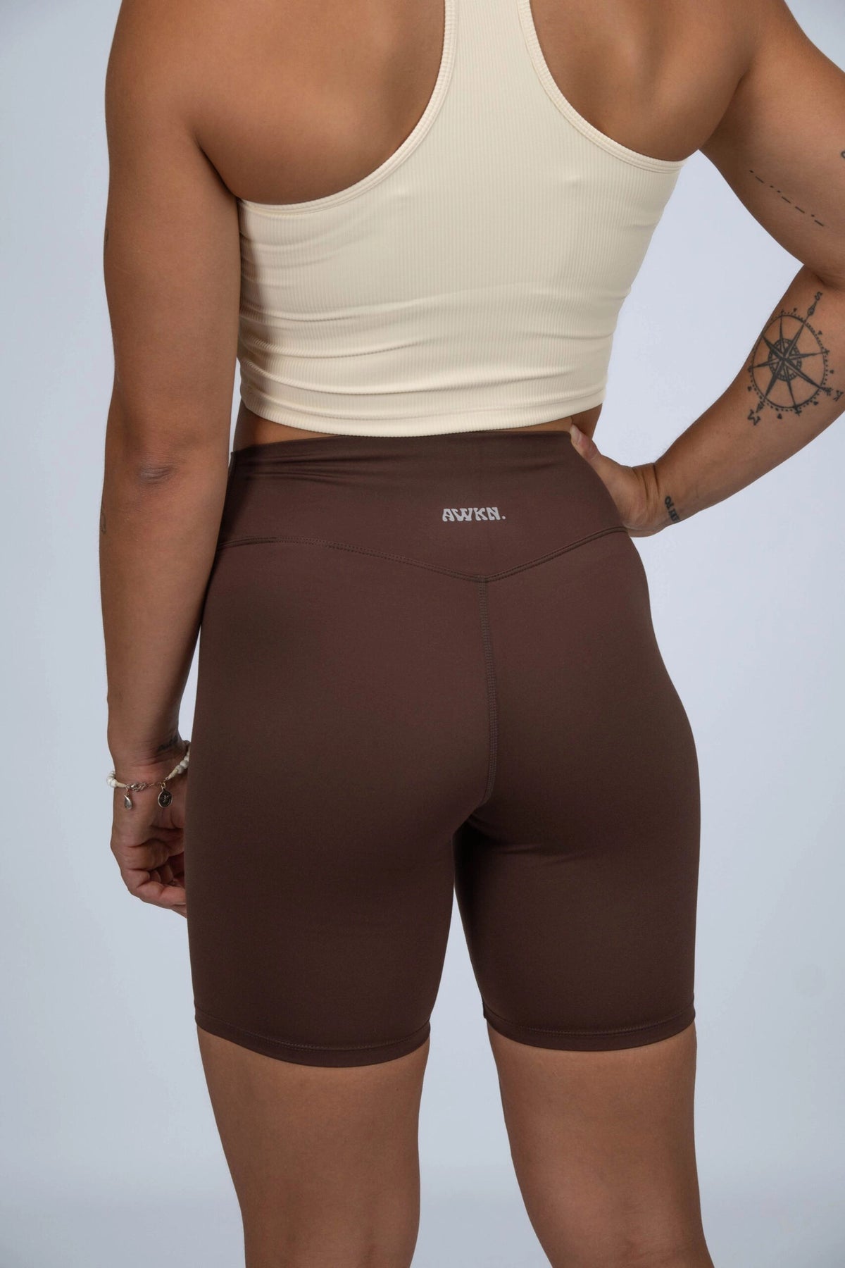 Mallas cortas biker mujer trasera color marrón tiramisú