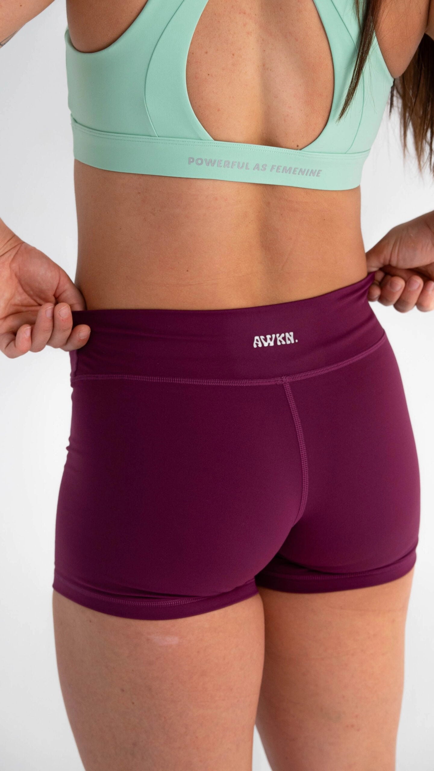 Mallas cortas mujer trasera detalle color lila oscuro